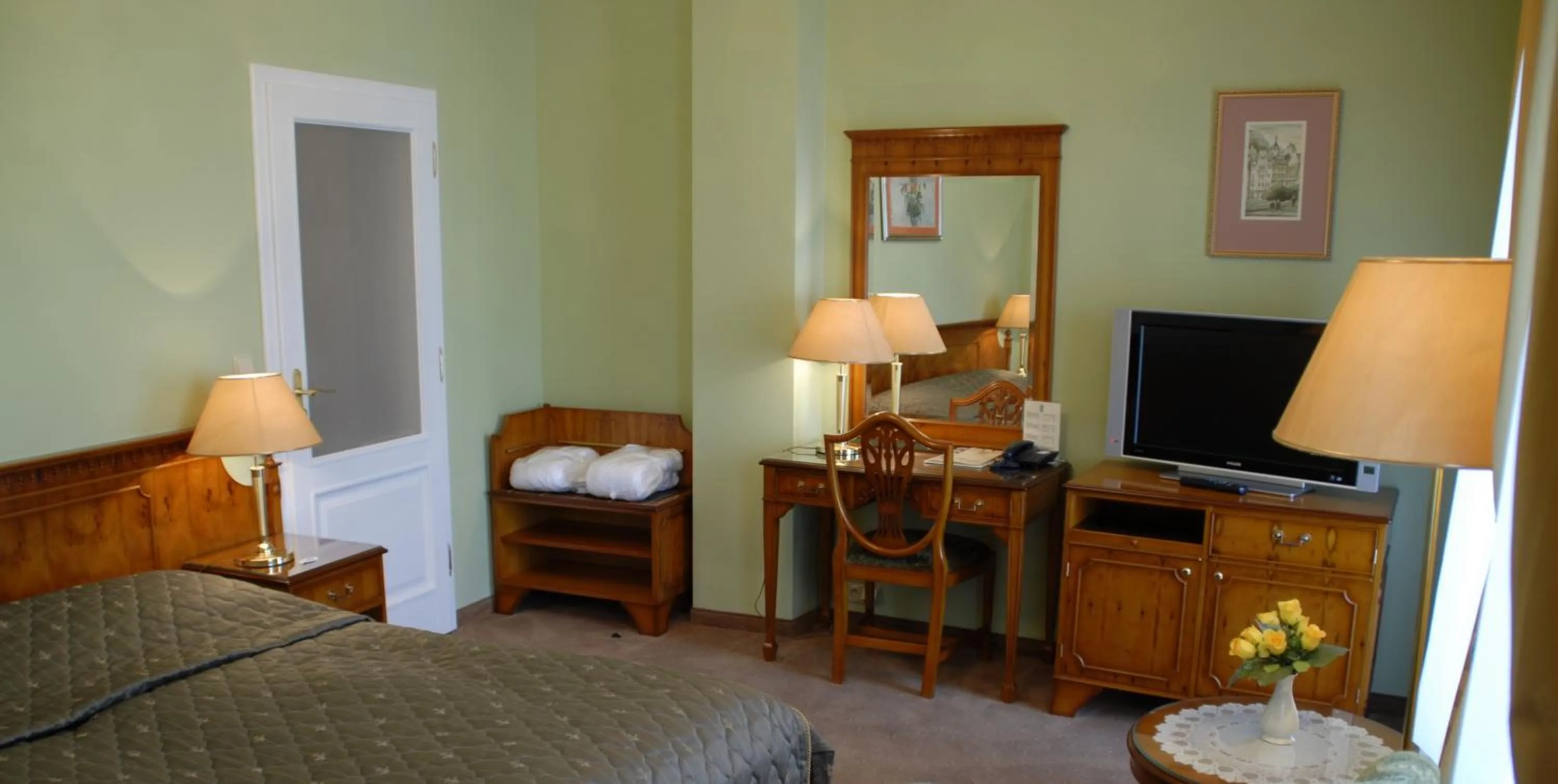 Photo of the whole room, Bed in Bristol Georgy House