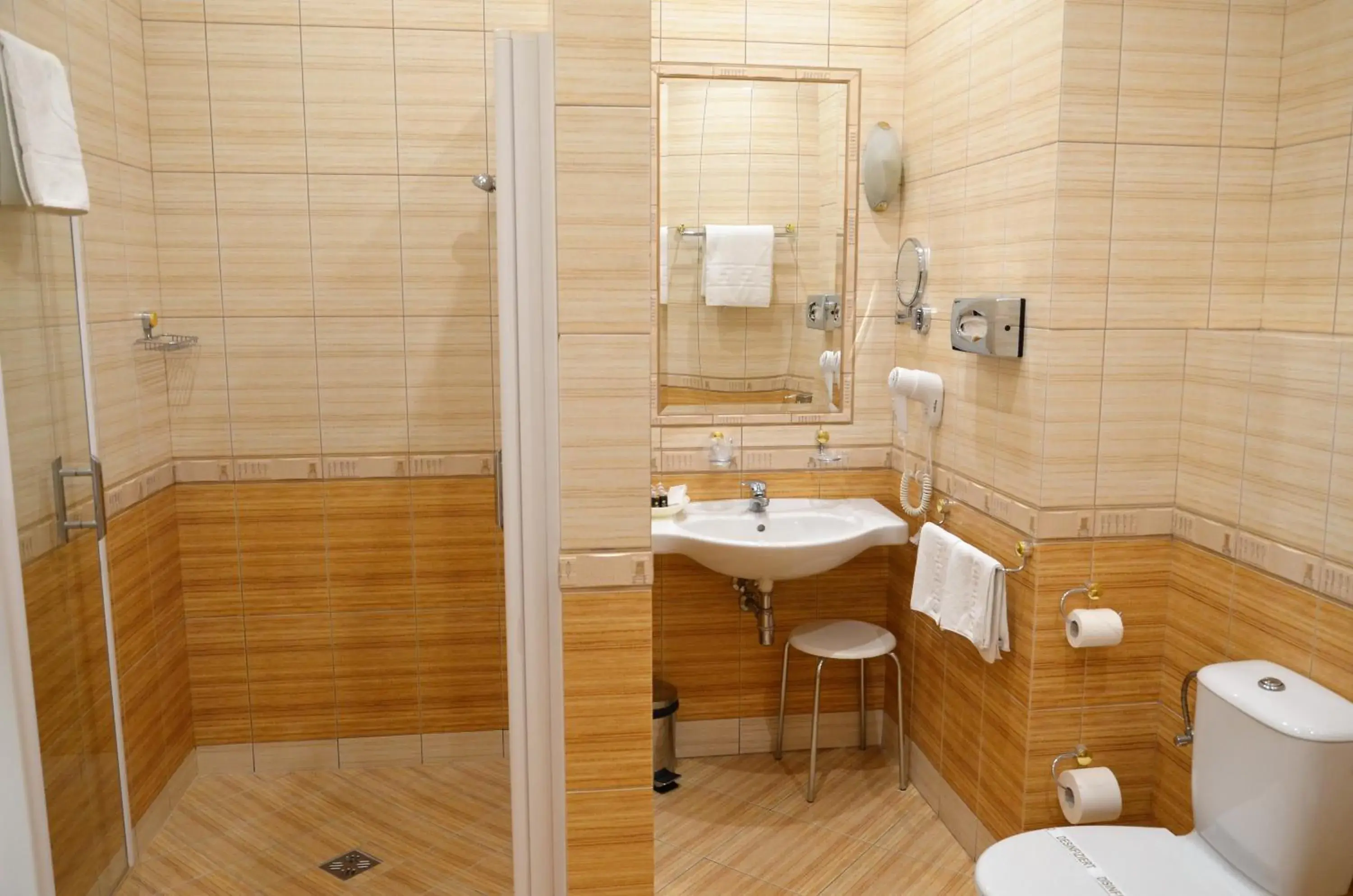 Large Double or Twin Room in Bristol Georgy House Large Double or Twin Room in Bristol Georgy House