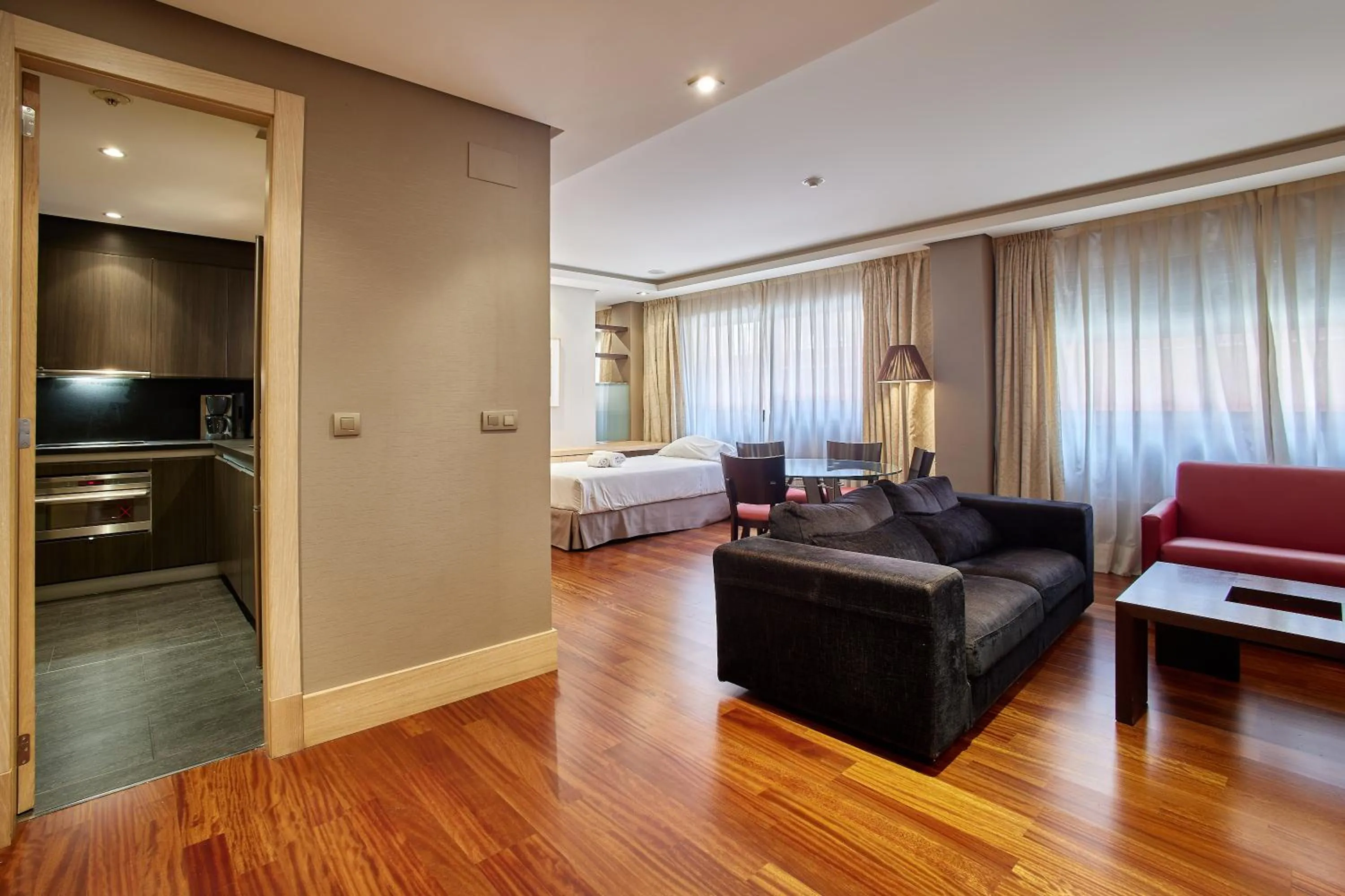 Living room, Bed in Washington Parquesol Suites & Hotel