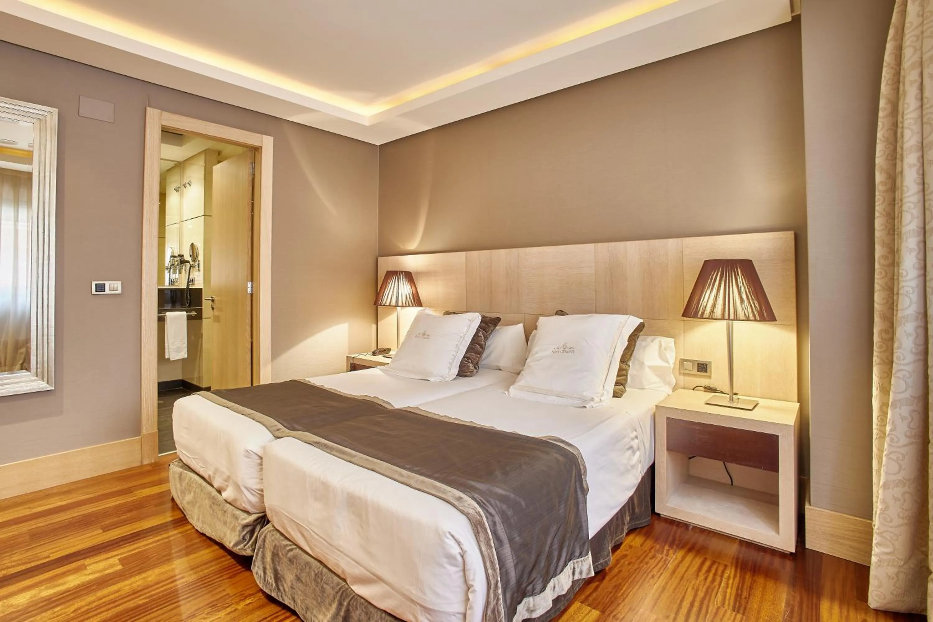 Bed in Washington Parquesol Suites & Hotel