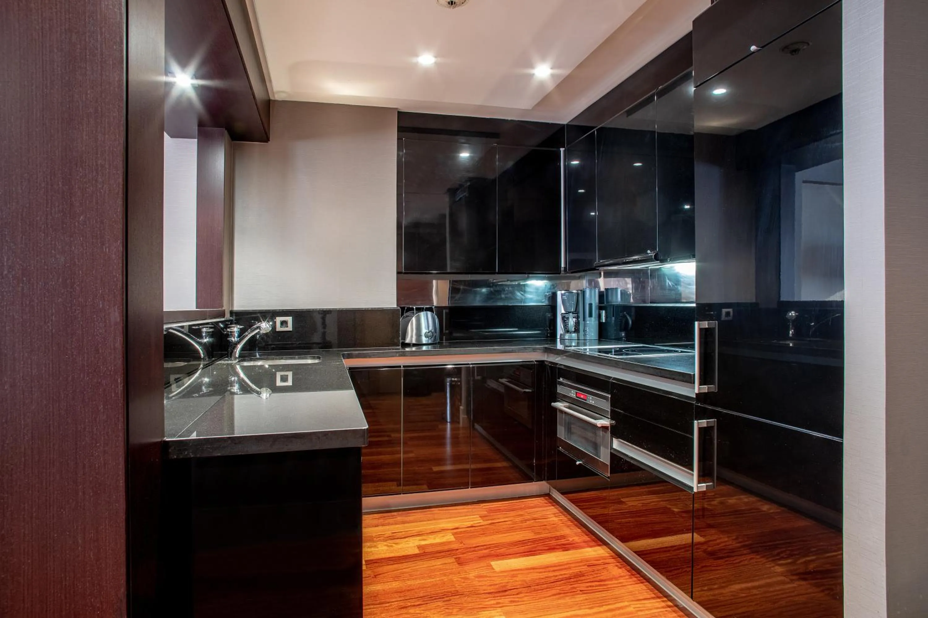 Kitchen or kitchenette in Washington Parquesol Suites & Hotel