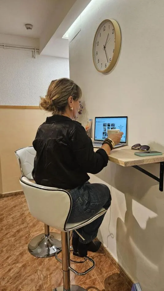 Communal lounge/ TV room in Hostal Rio De Castro