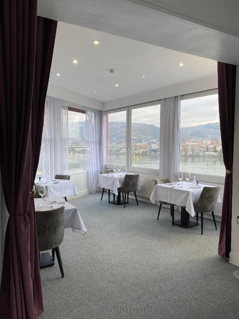 Restaurant/places to eat in Hôtel Le Bellevue