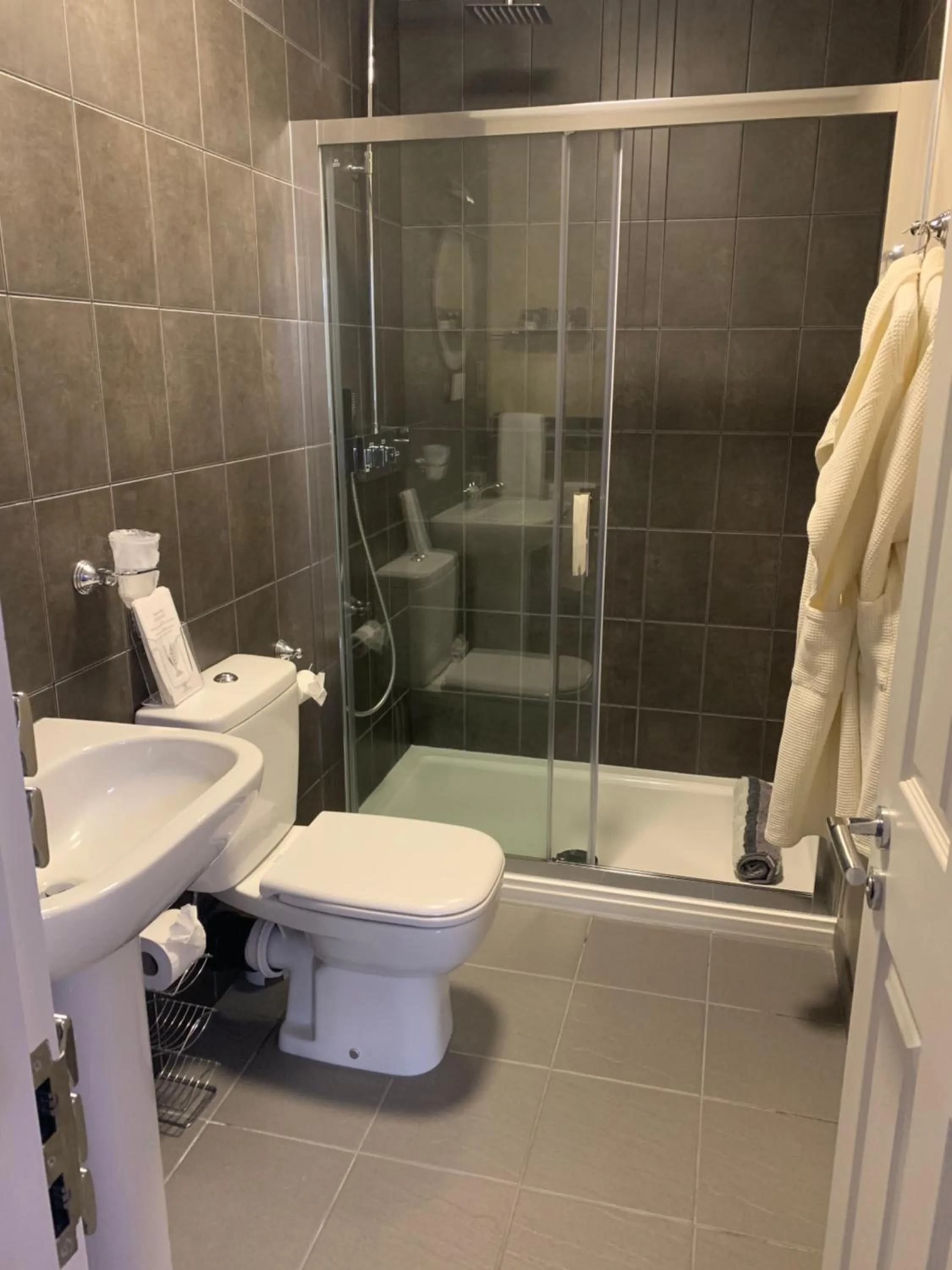 Bathroom in Grimscote Manor Hotel