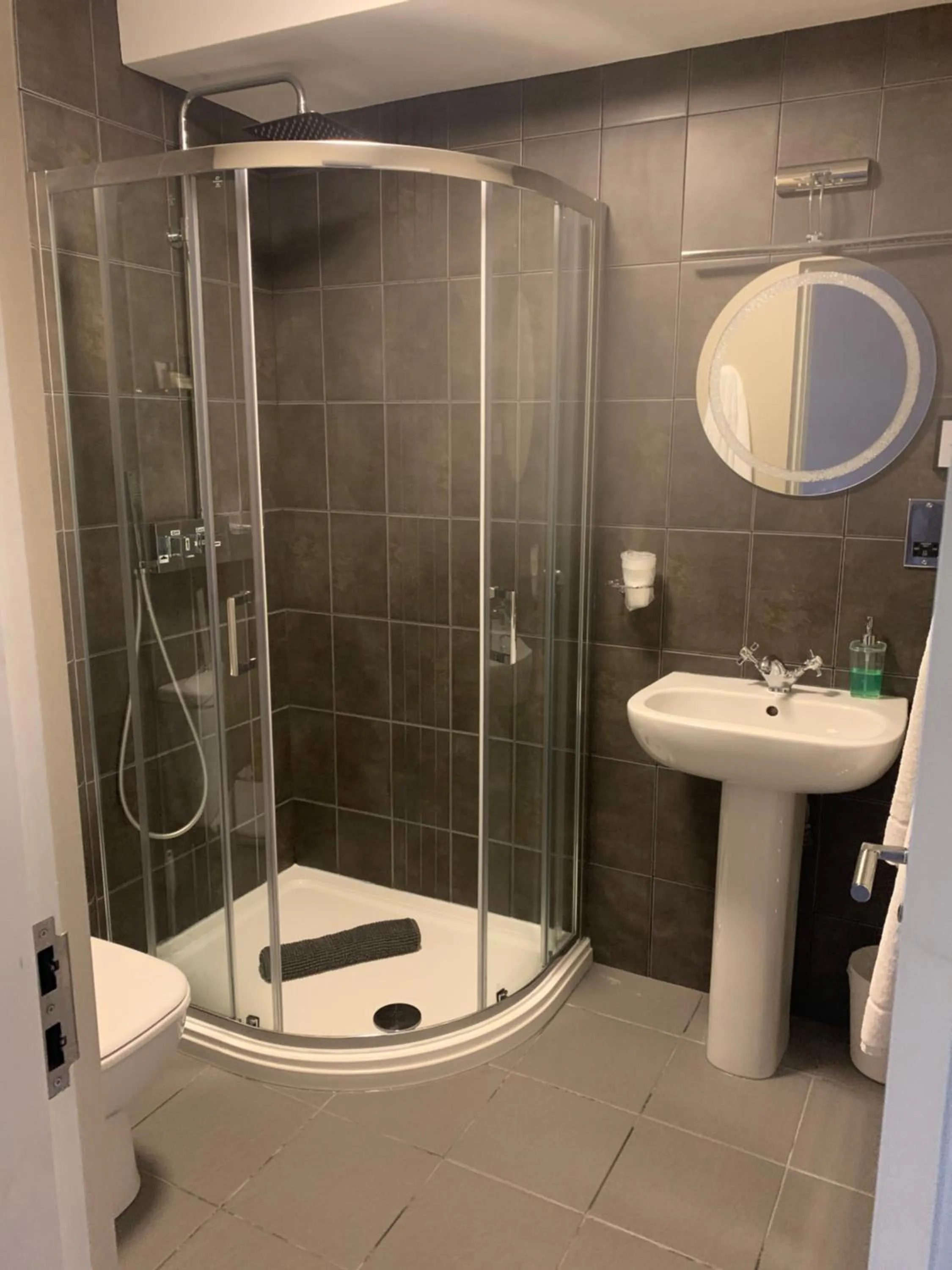 Bathroom in Grimscote Manor Hotel