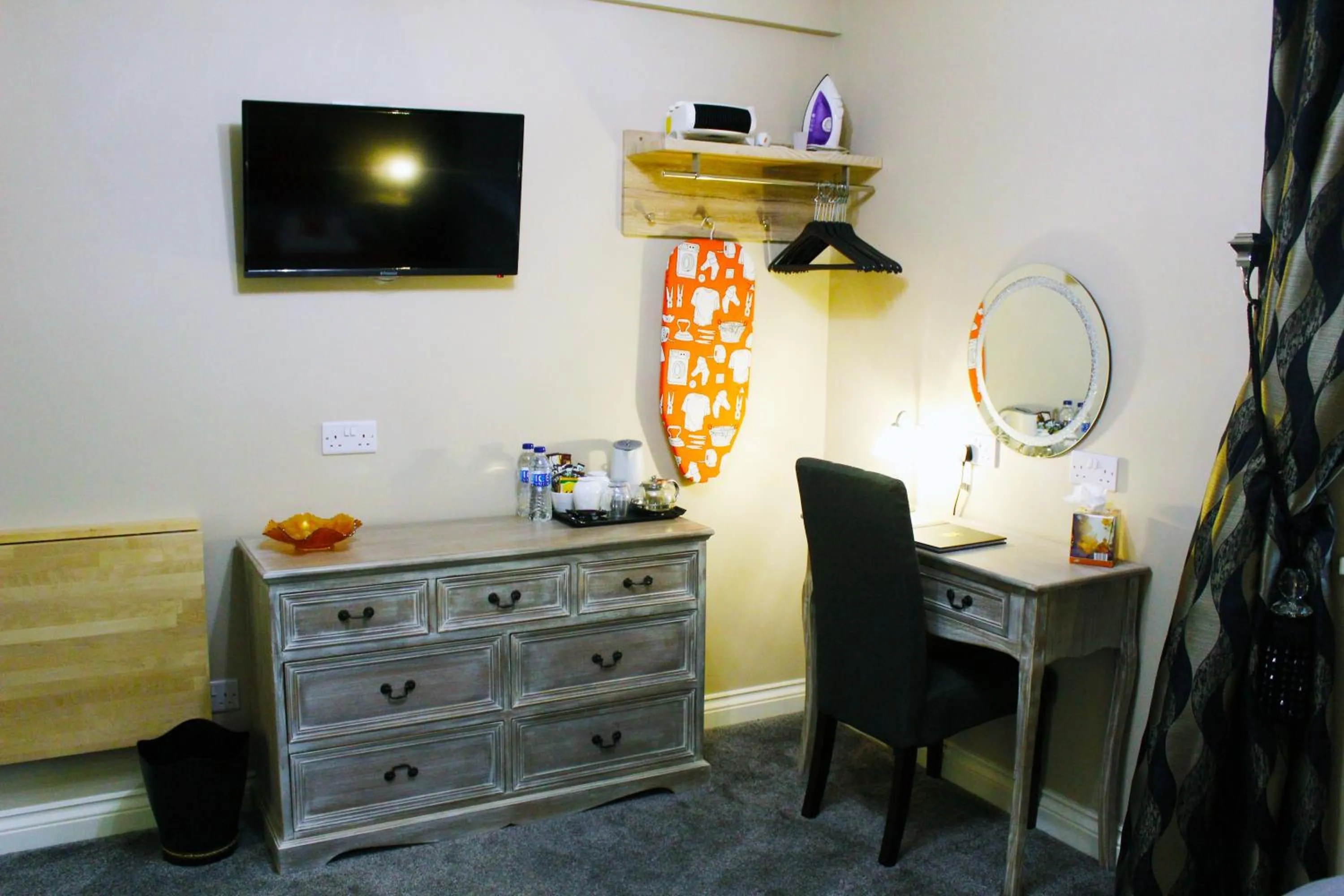 Coffee/tea facilities in Grimscote Manor Hotel