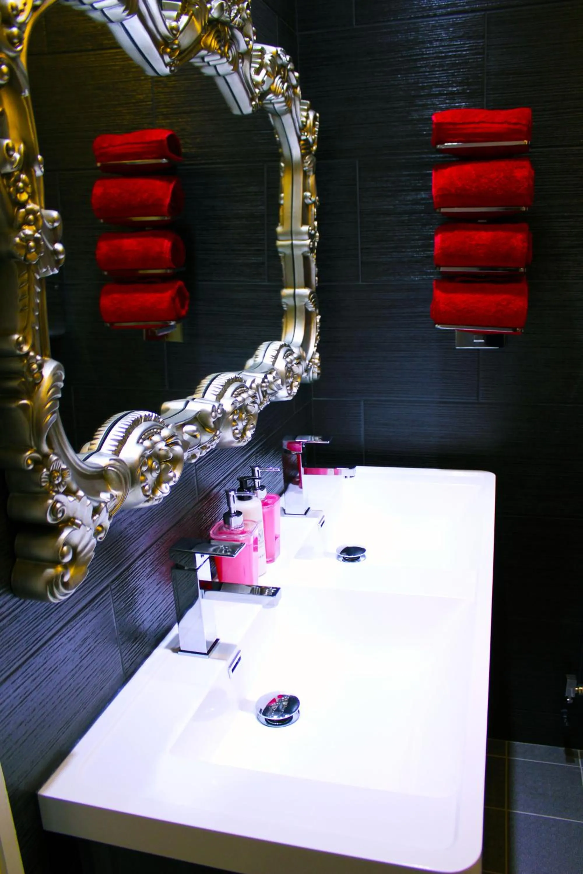 Toilet in Grimscote Manor Hotel