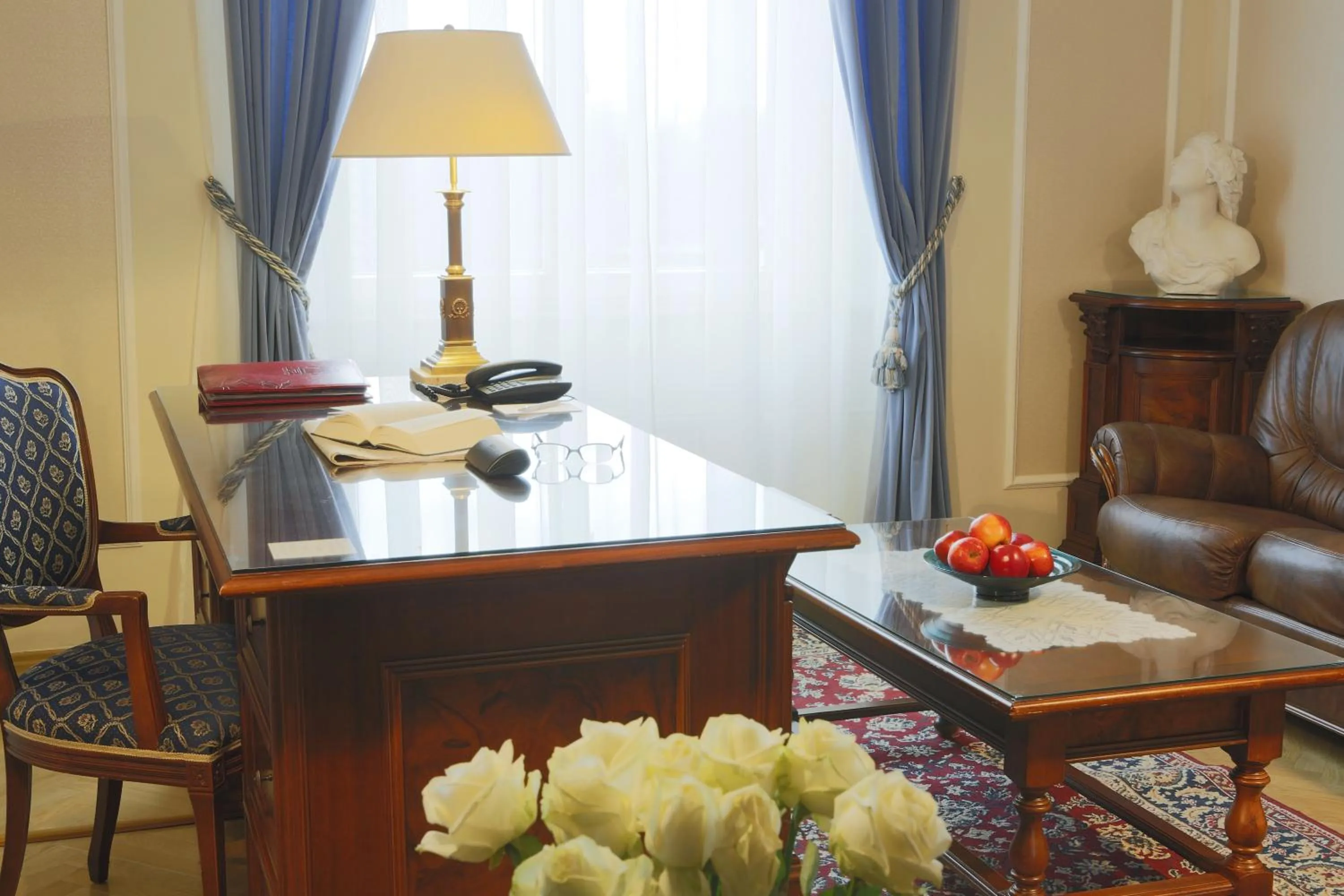 Photo of the whole room in Bristol Palace