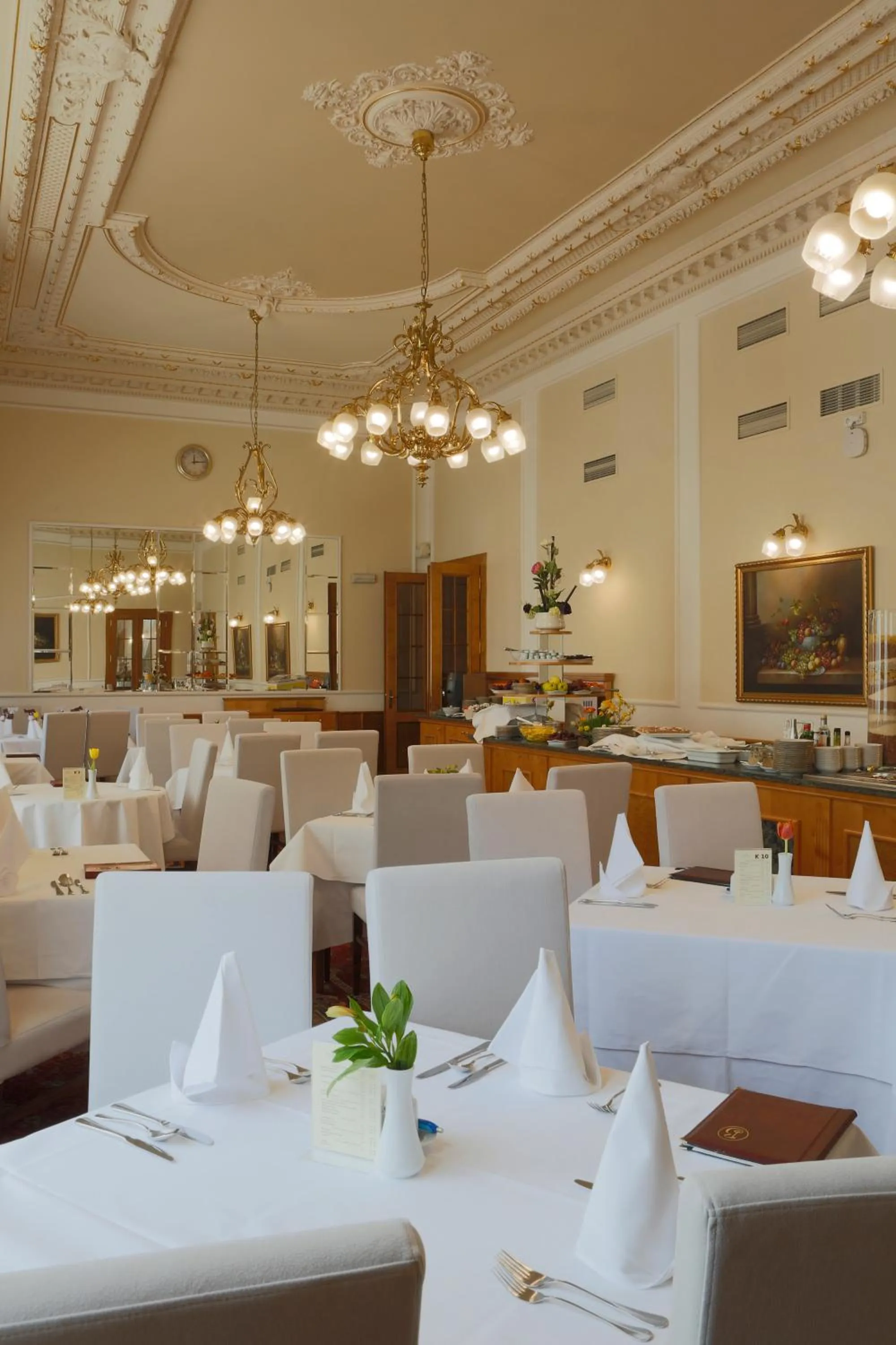 Restaurant/places to eat in Bristol Palace
