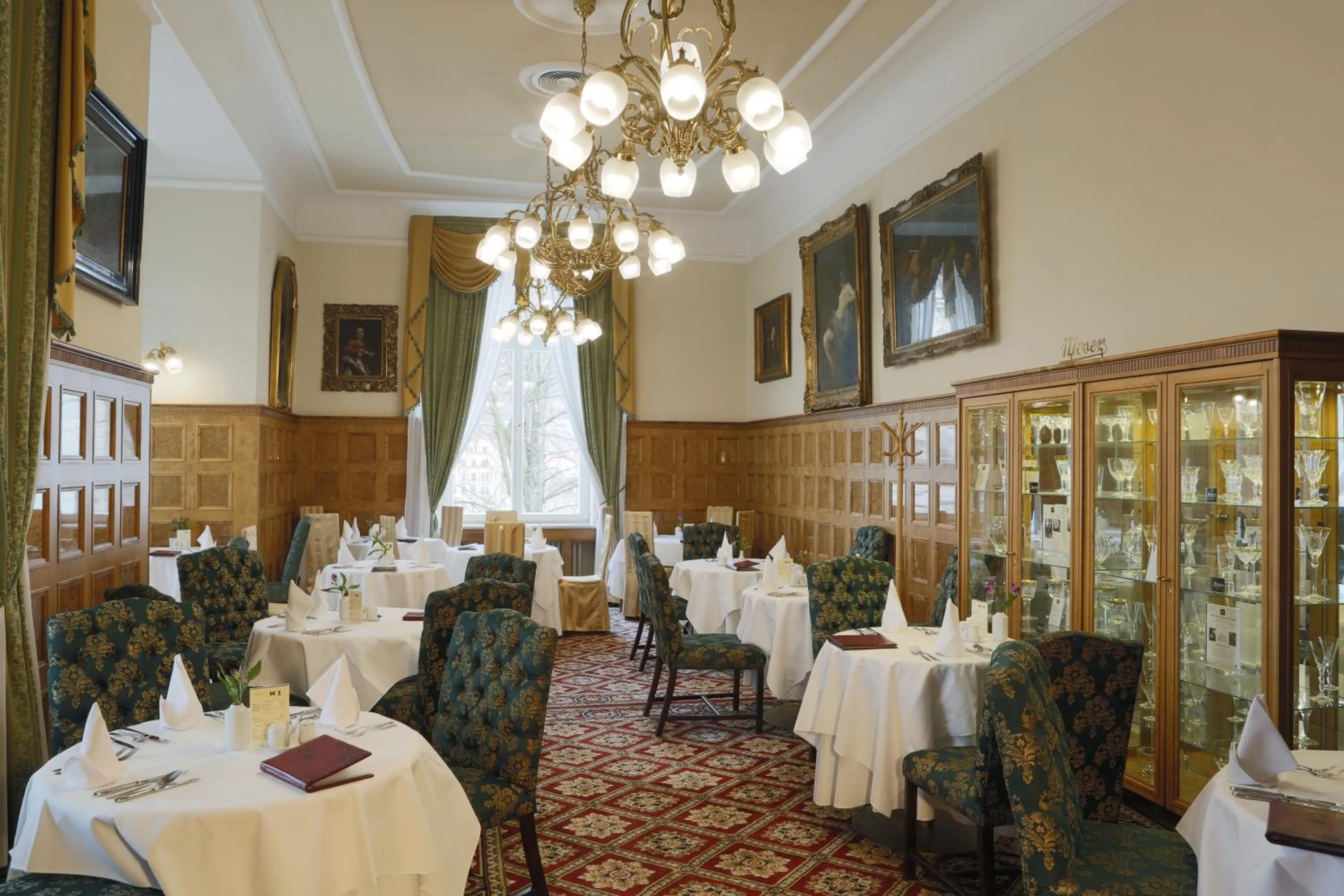Restaurant/places to eat in Bristol Palace