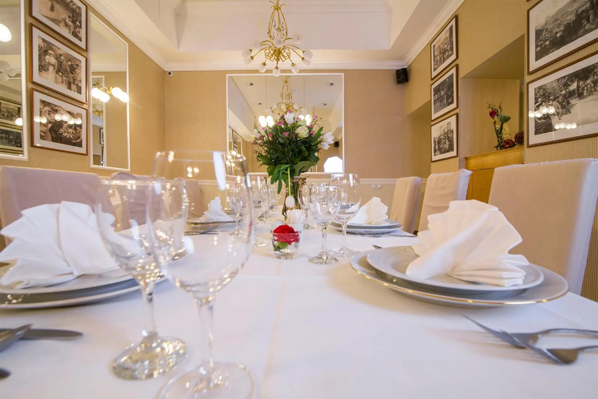 Restaurant/places to eat in Bristol Palace