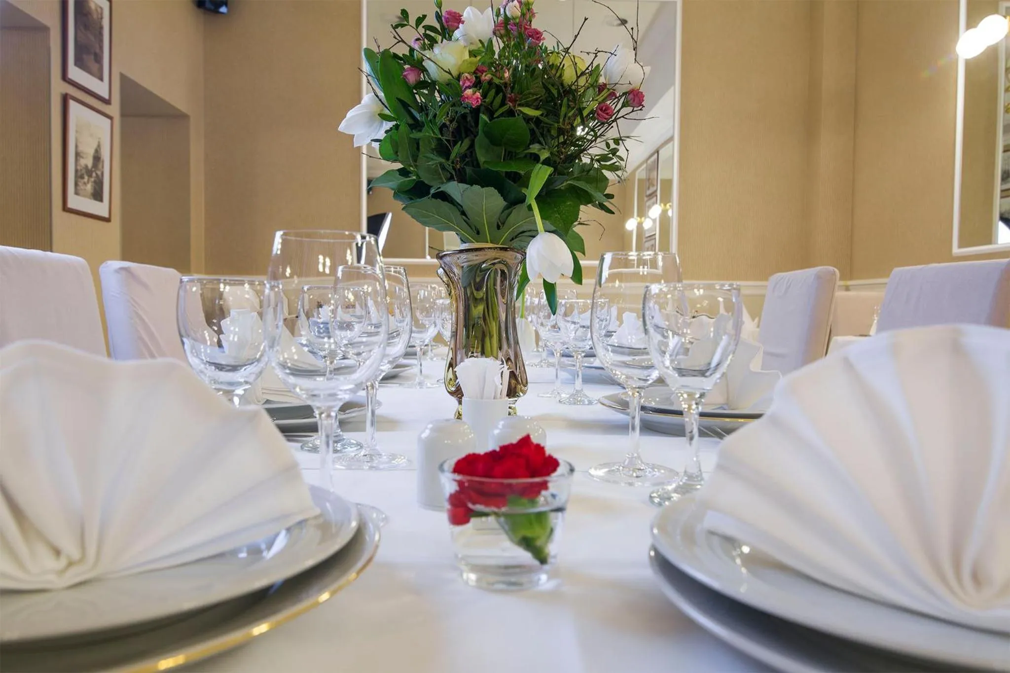 Restaurant/places to eat in Bristol Palace