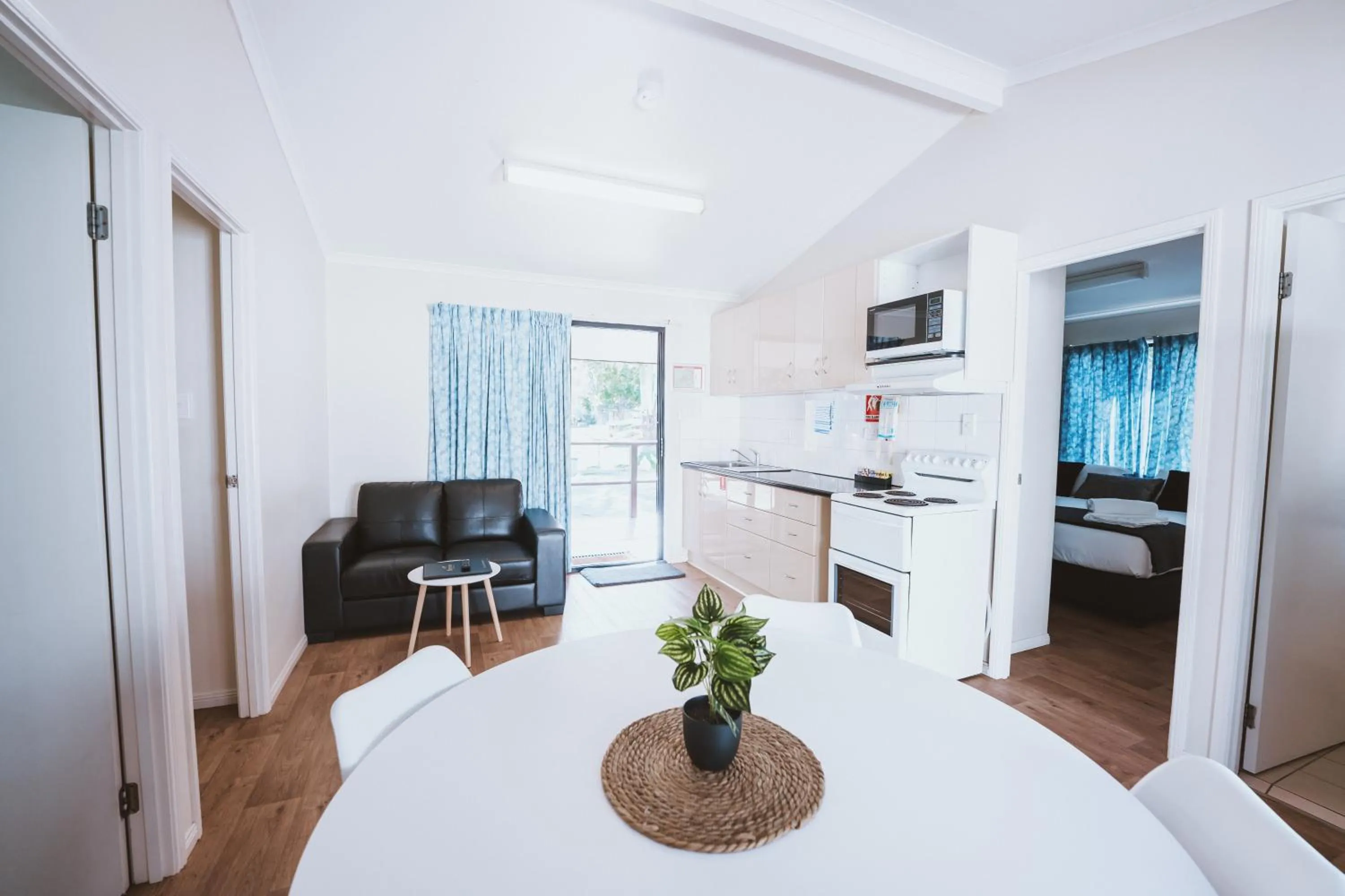 Kitchen or kitchenette, Bed in BIG4 Cania Gorge Holiday Park