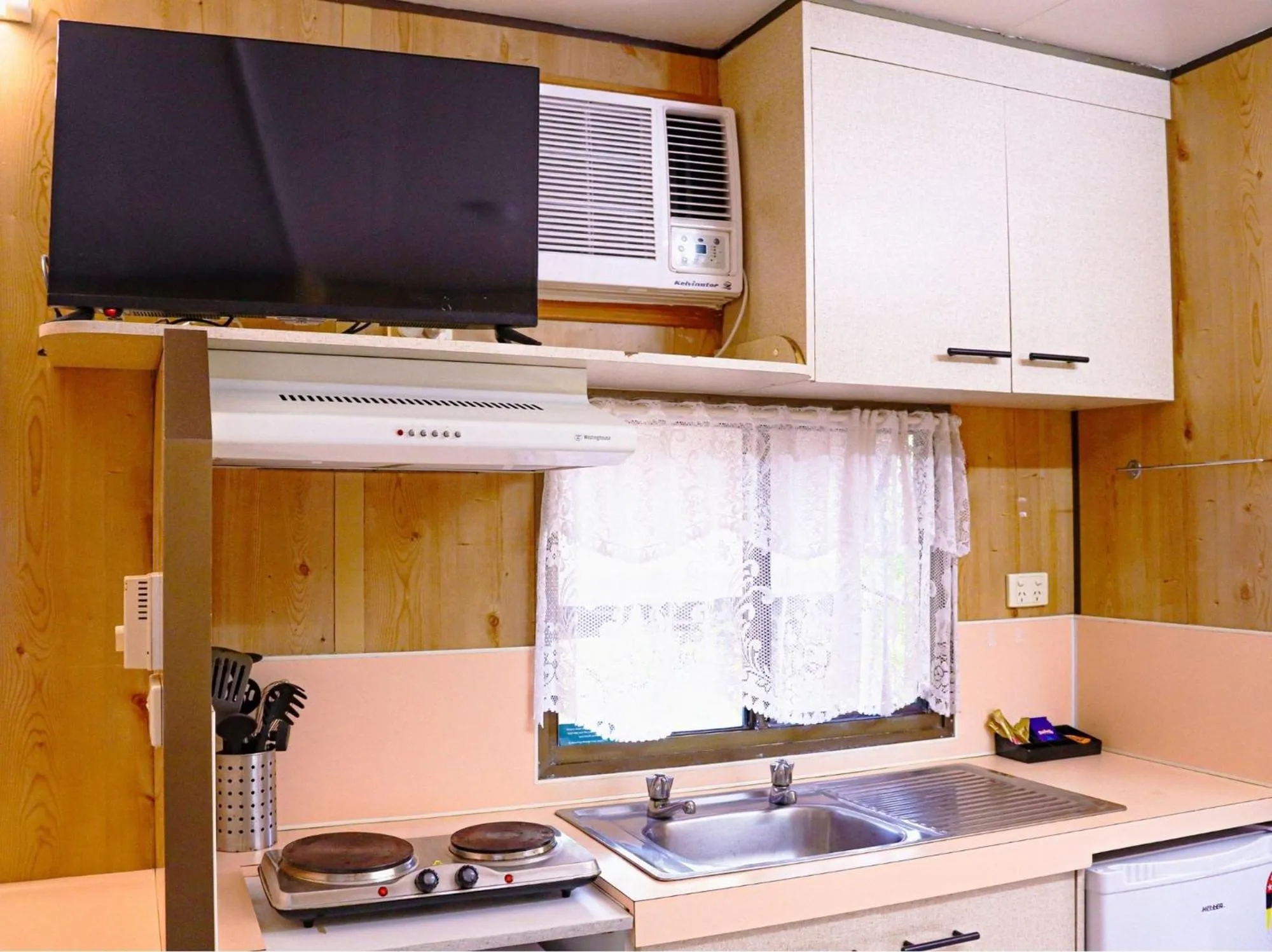 Kitchen or kitchenette in BIG4 Cania Gorge Holiday Park