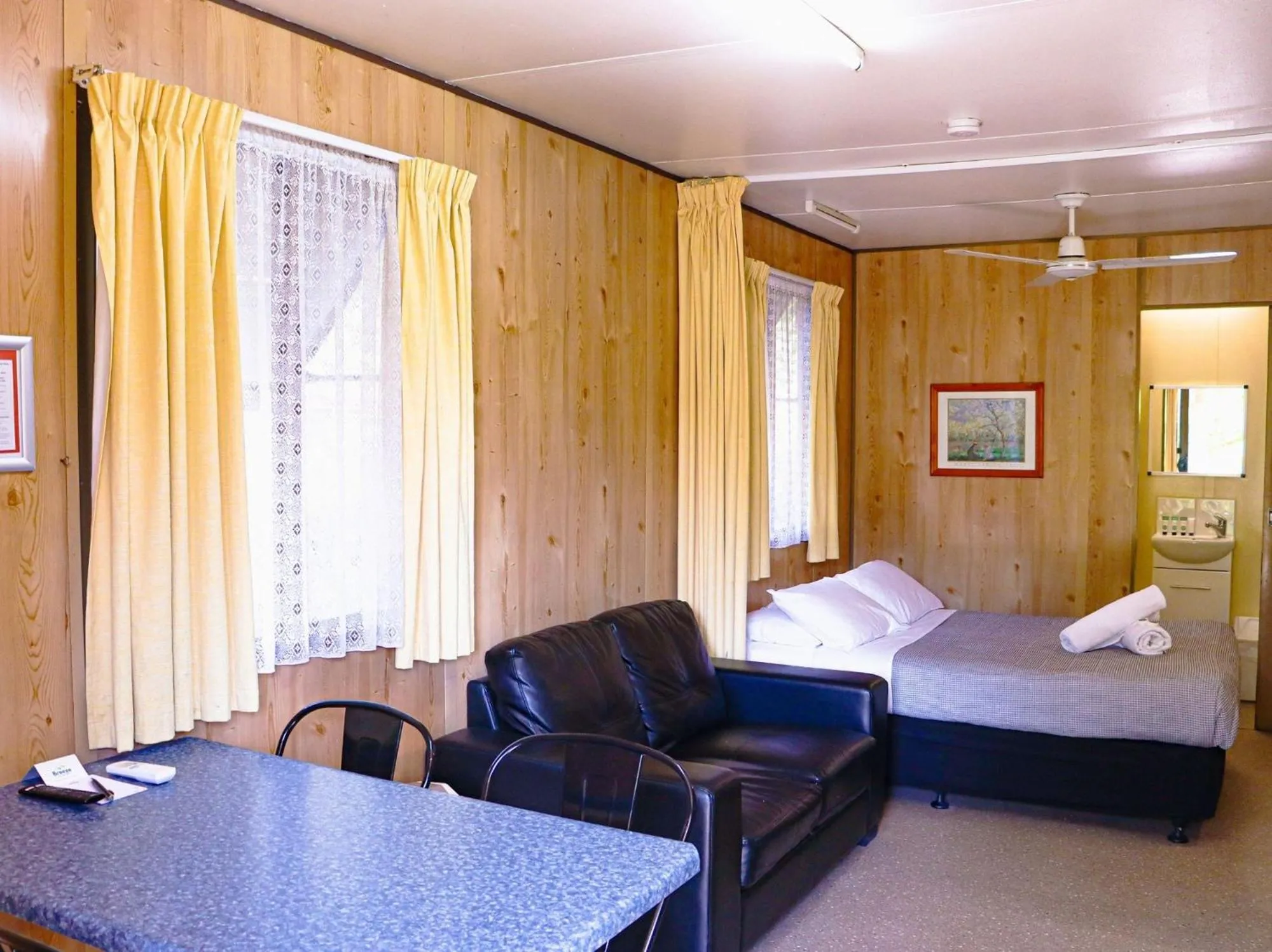 Living room, Bed in BIG4 Cania Gorge Holiday Park