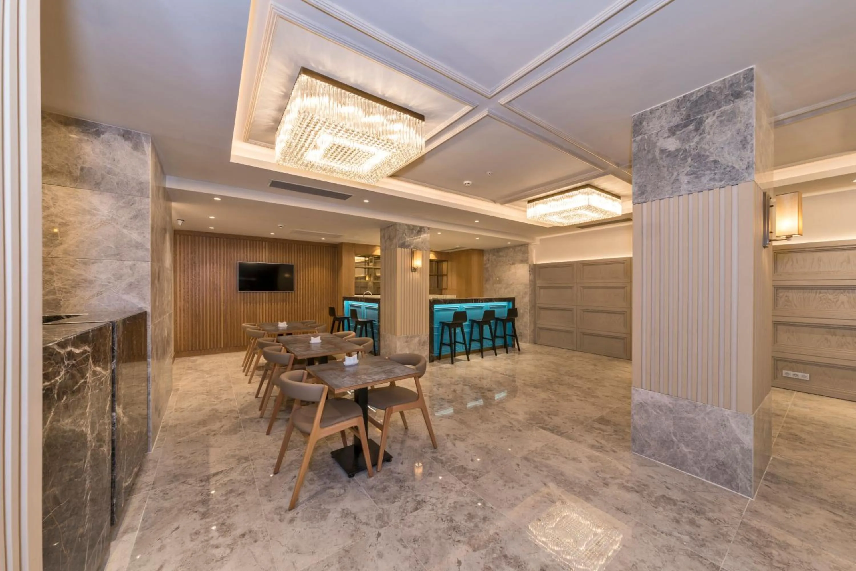 Lounge or bar in Golden Royal Hotel & SPA