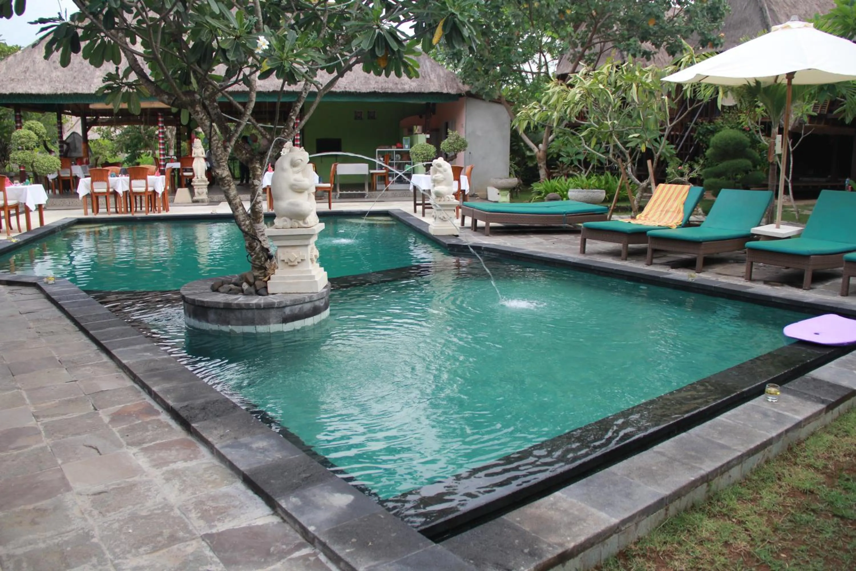 Swimming pool in Nanuk's Bungalows
