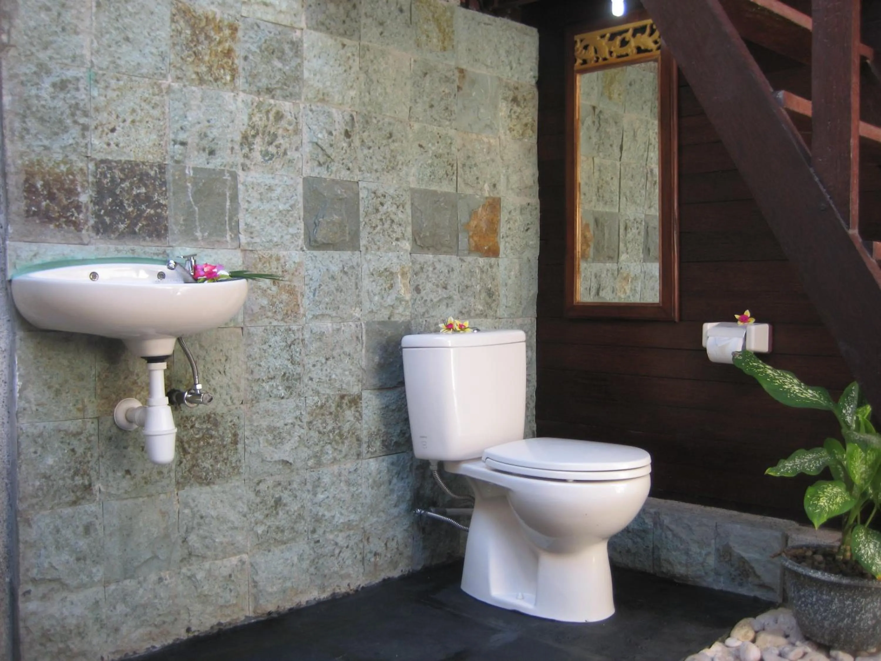 Bathroom in Nanuk's Bungalows