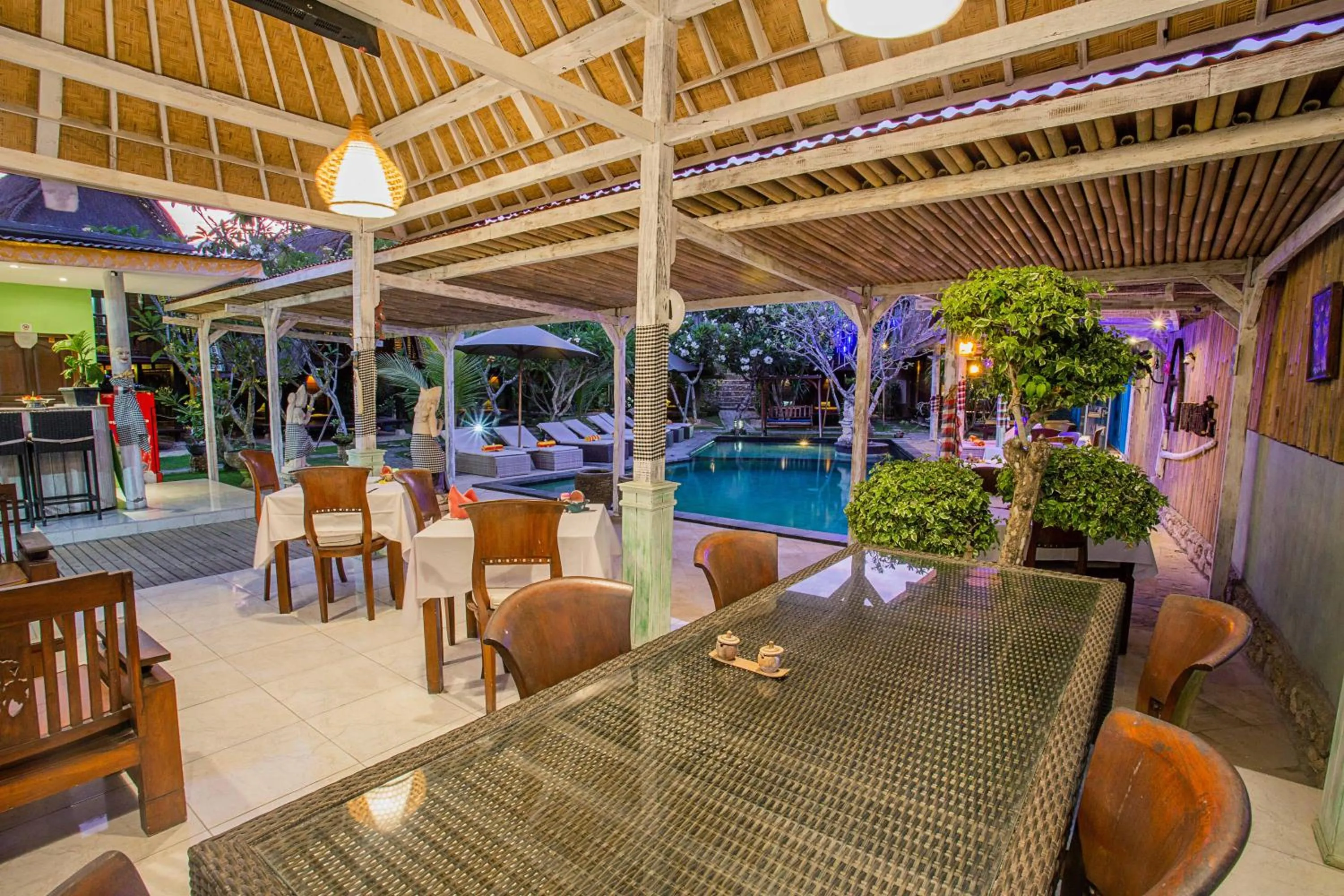 Restaurant/places to eat in Nanuk's Bungalows