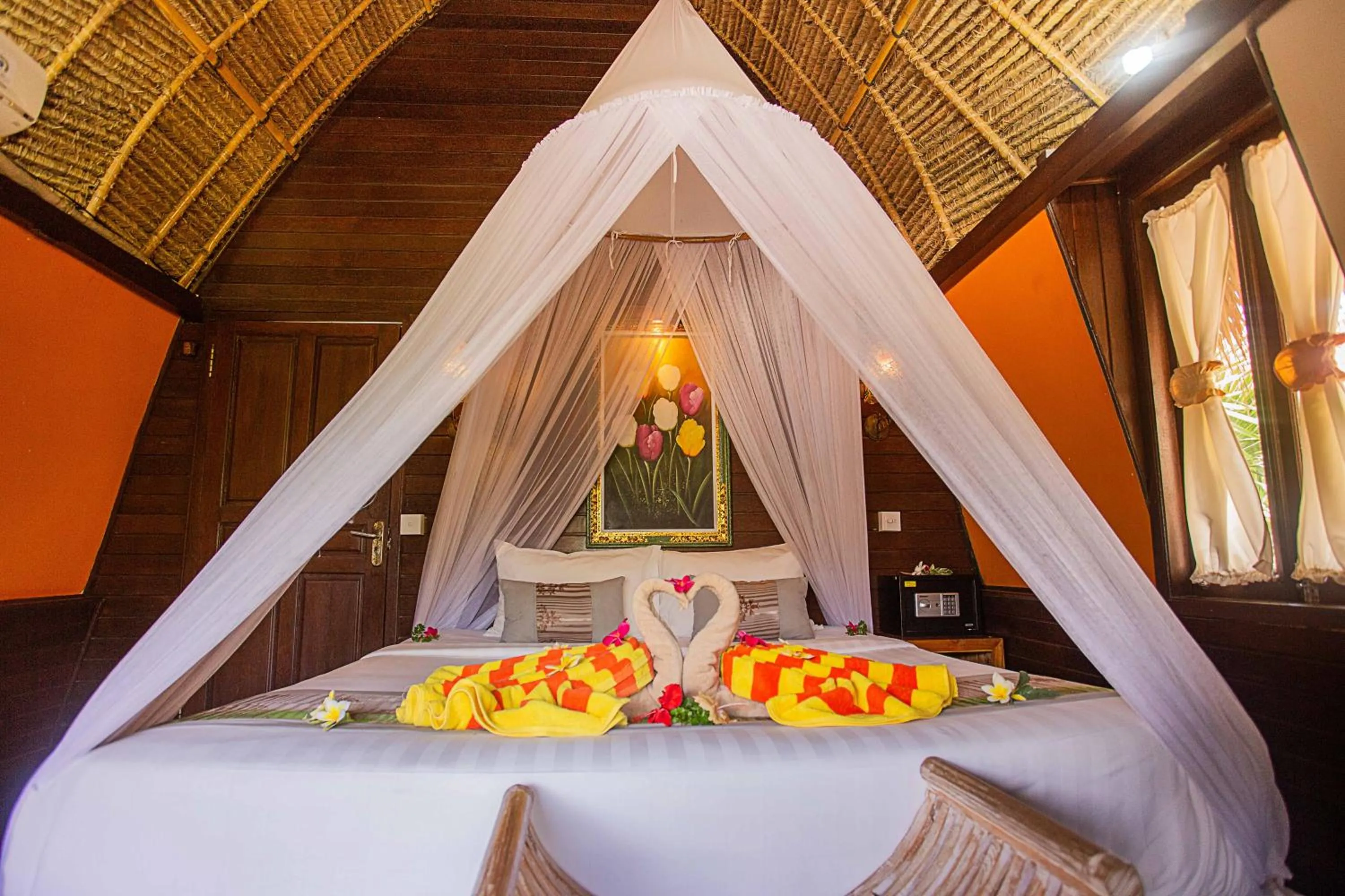 Photo of the whole room, Bed in Nanuk's Bungalows