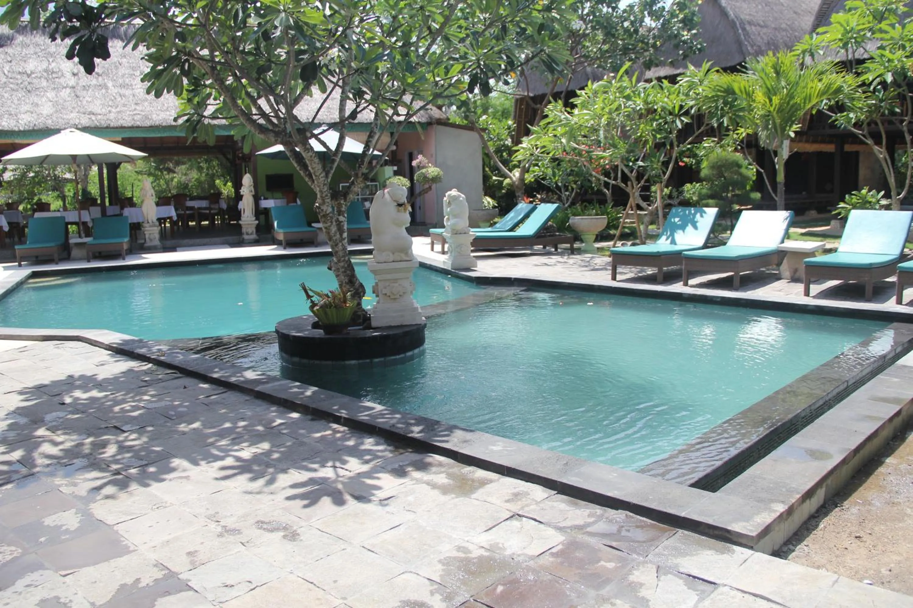 Swimming pool in Nanuk's Bungalows