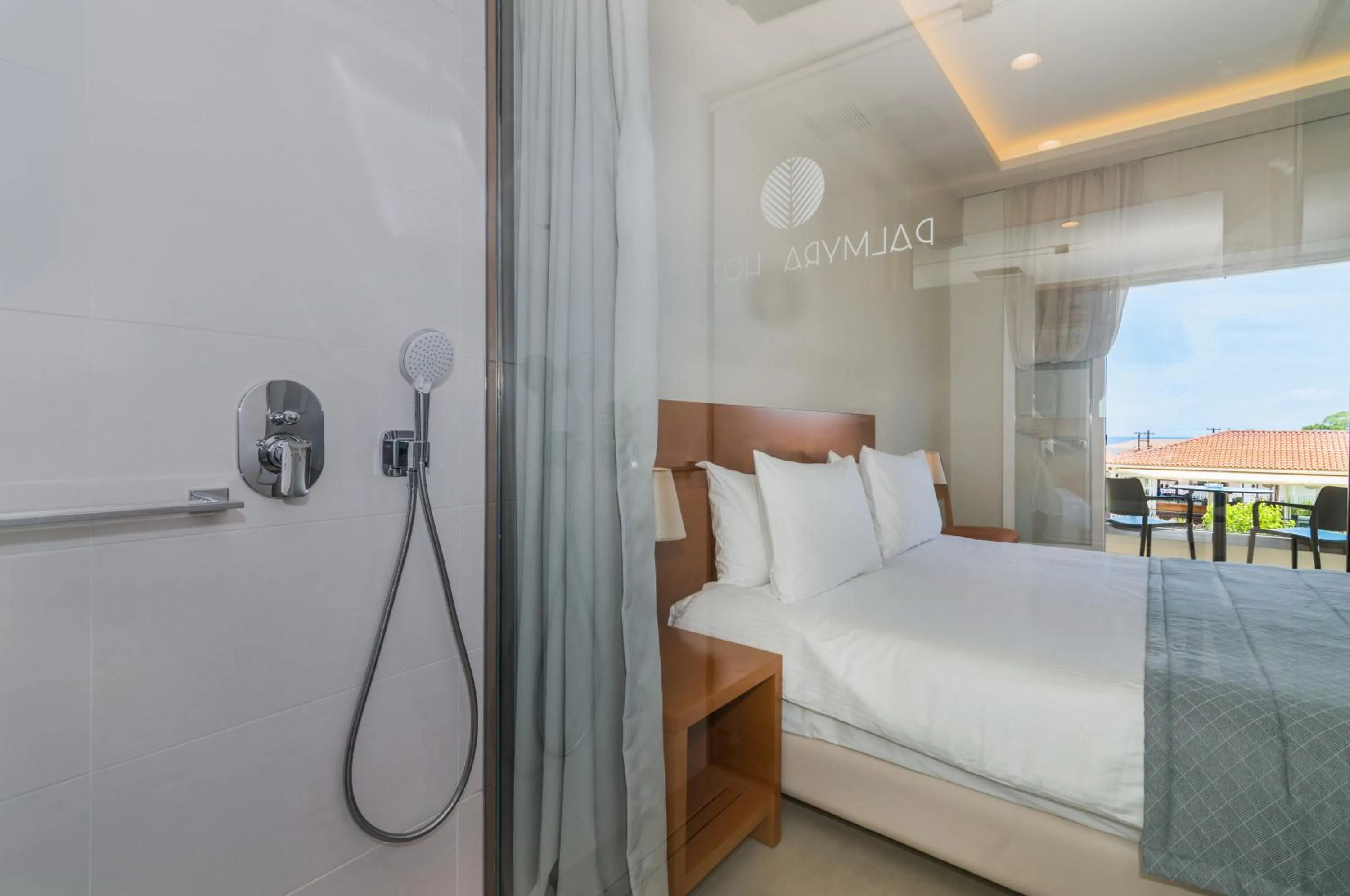 Shower, Bed in Hotel Palmyra