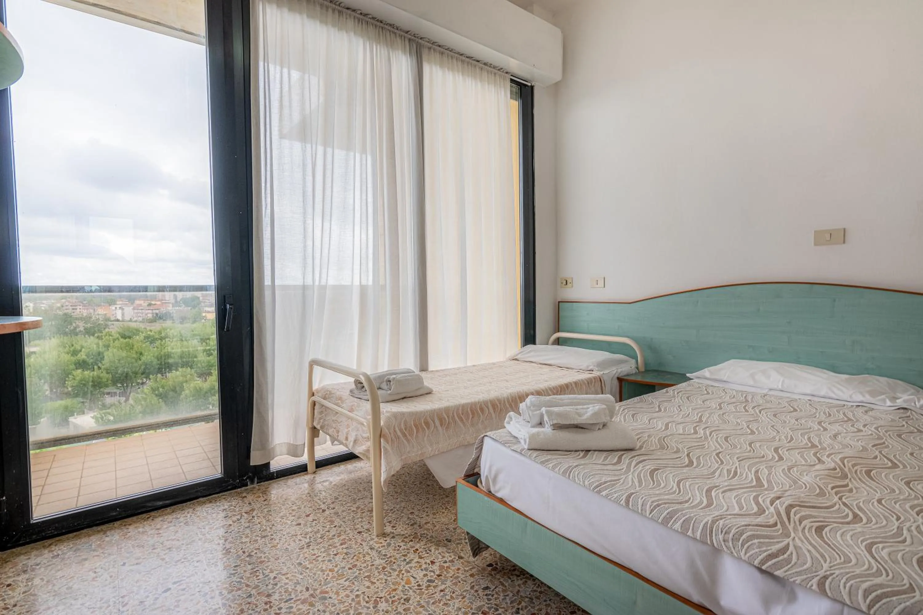 Bedroom, Bed in Hotel Crown