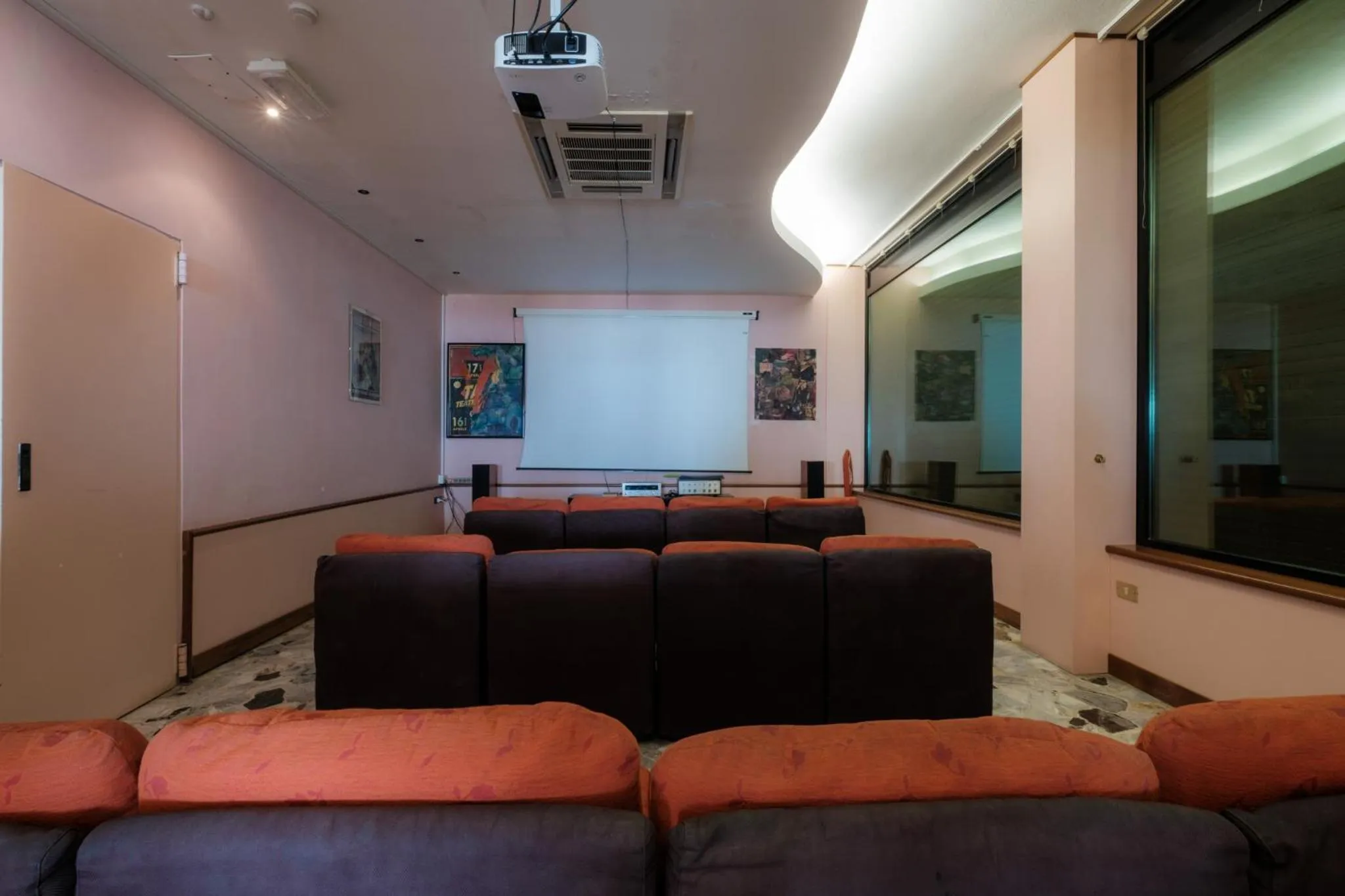 TV and multimedia in Hotel Crown