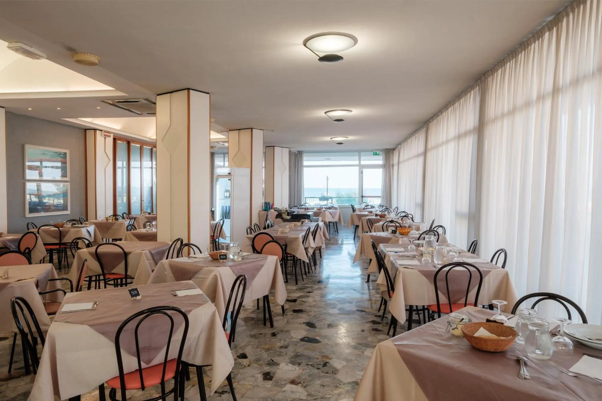 Restaurant/places to eat in Hotel Crown