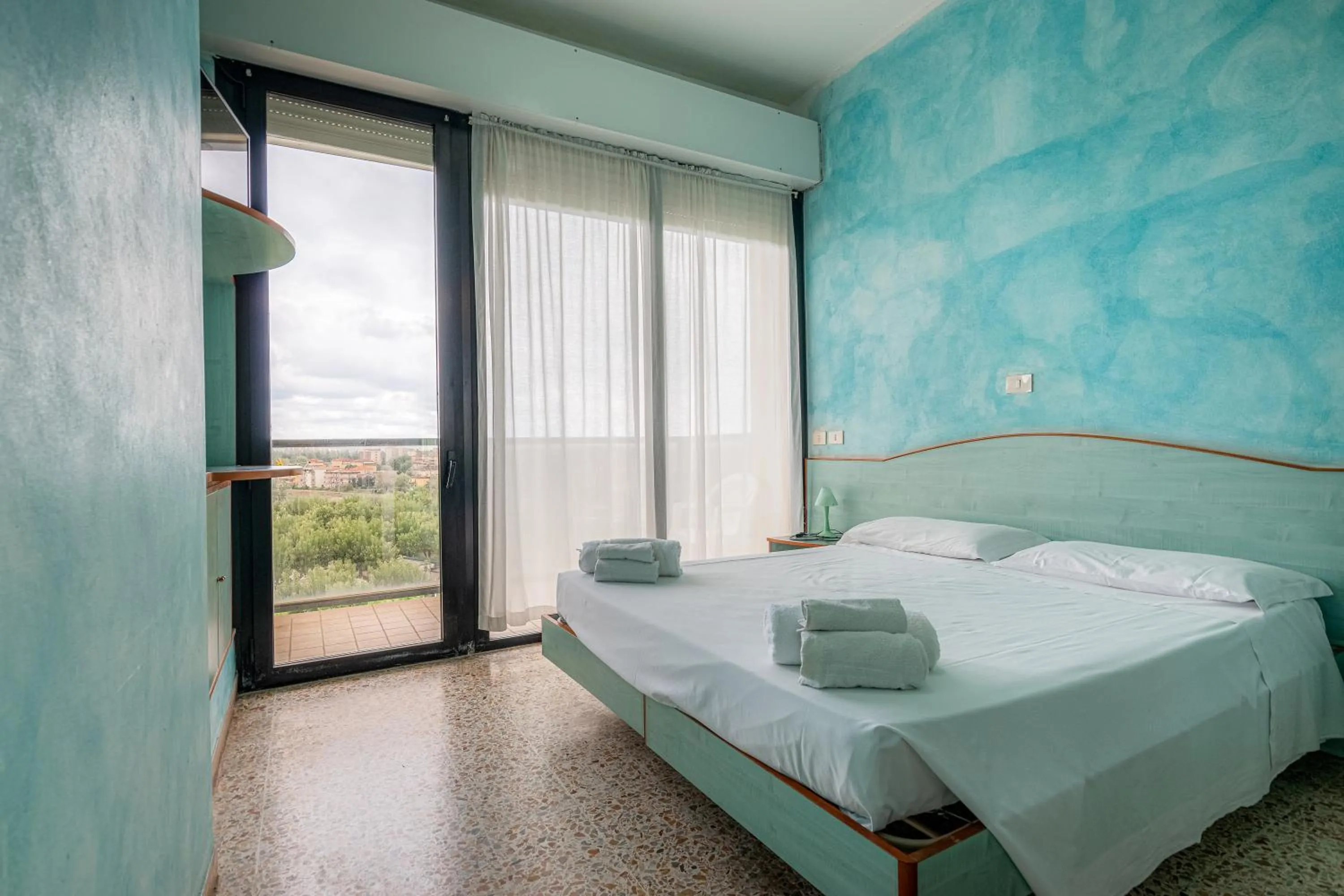 Bedroom, Bed in Hotel Crown