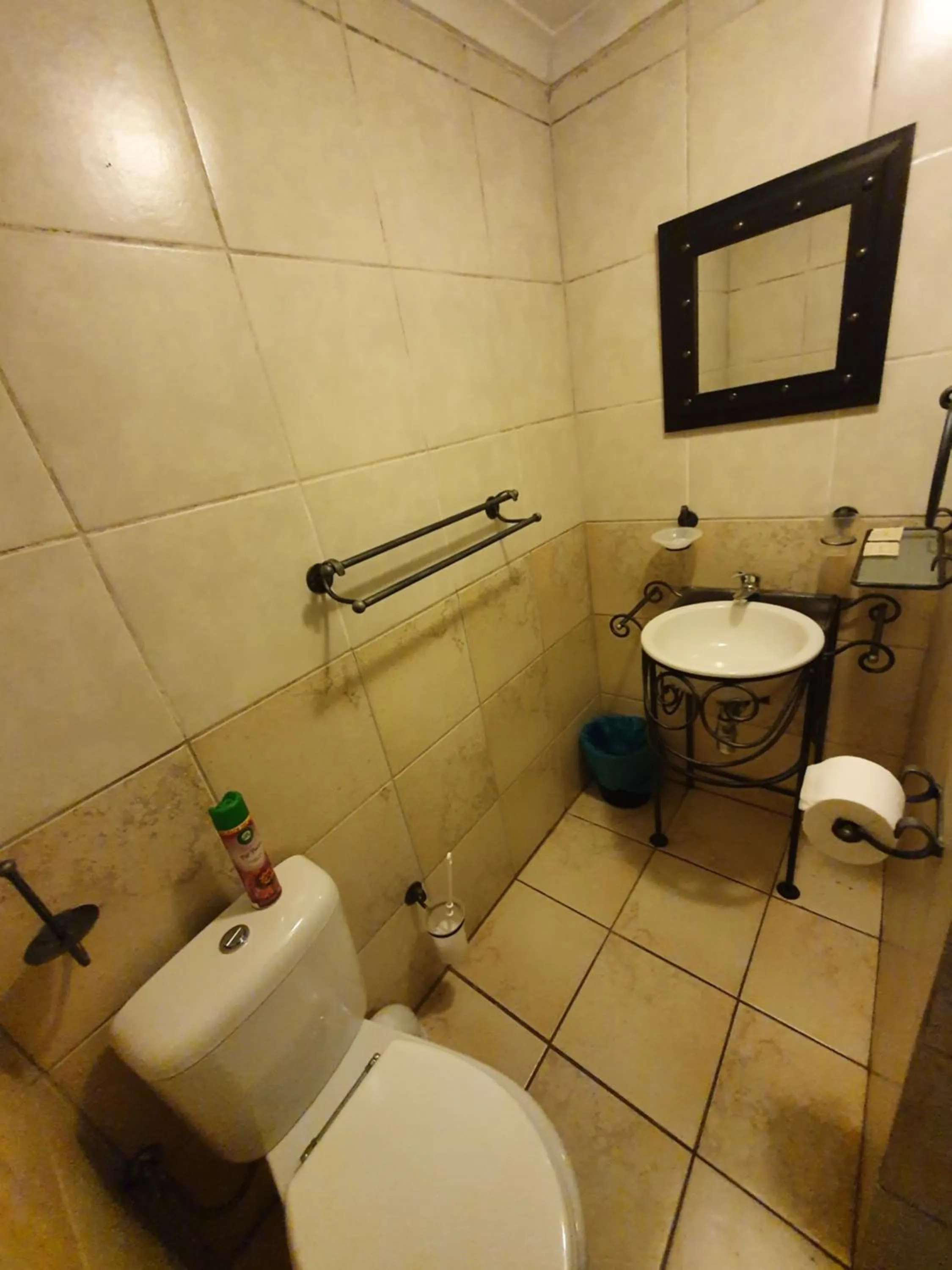 Toilet in 7th Street Guesthouse