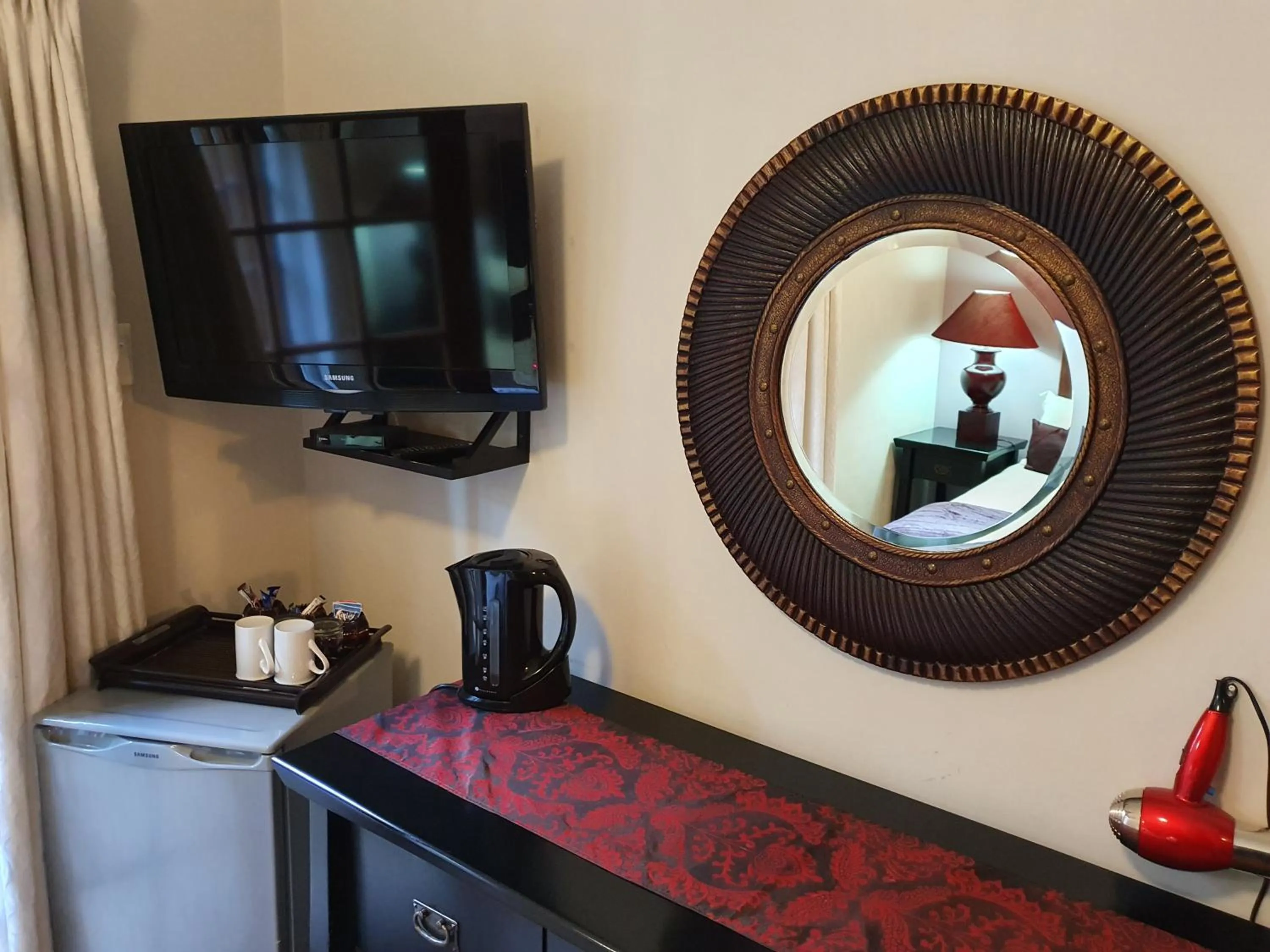 TV and multimedia in 7th Street Guesthouse