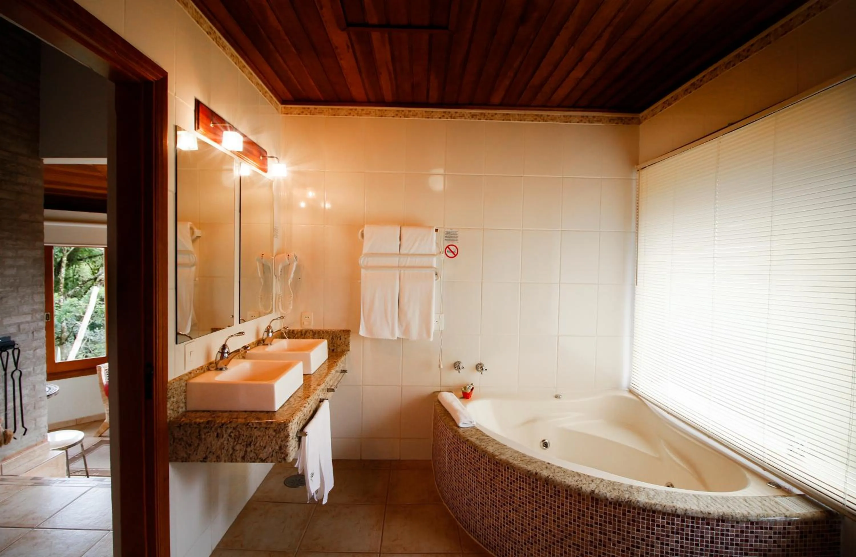 Hot Tub in Pousada Ahavanoah