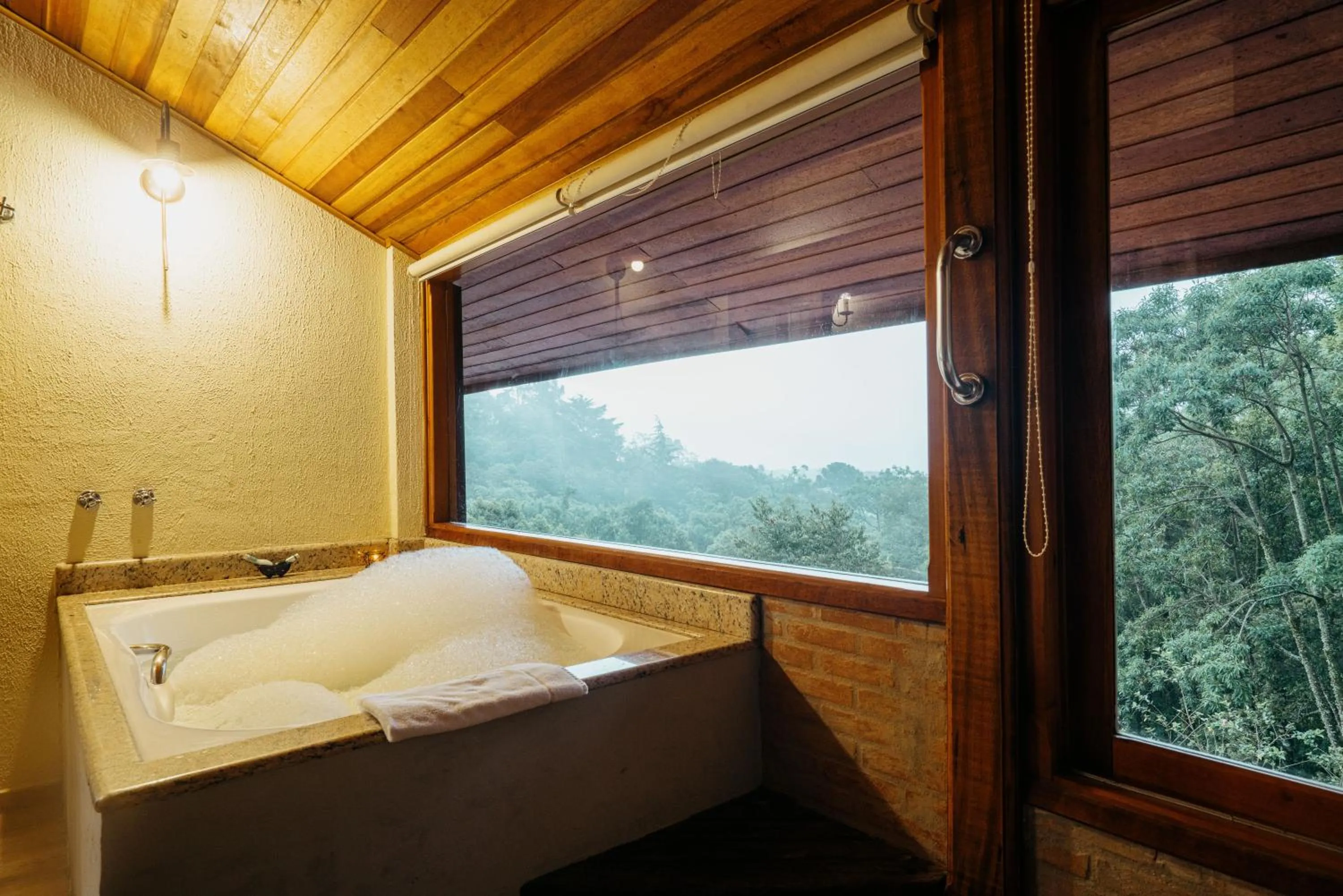 Hot Tub, Bed in Pousada Ahavanoah