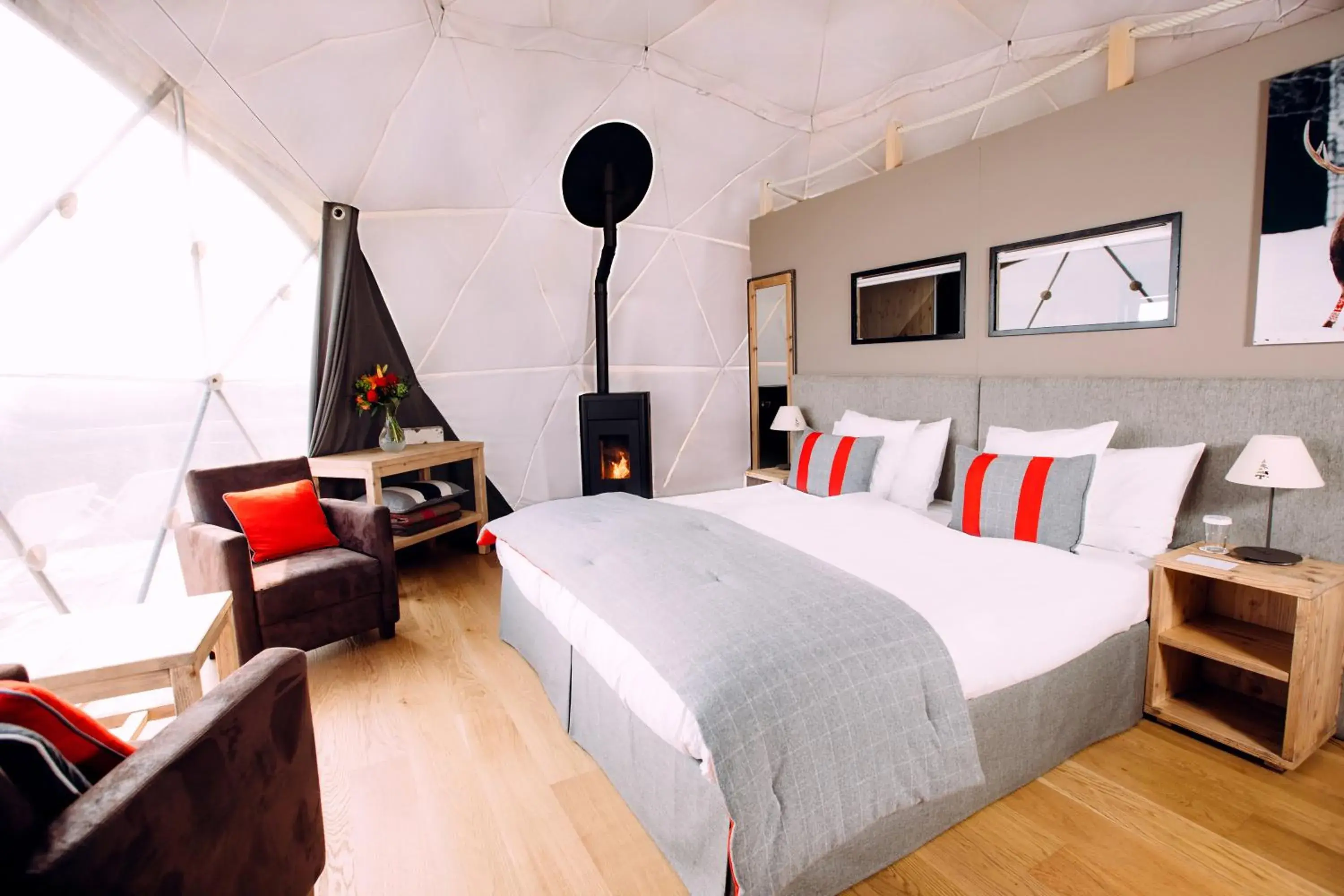 Deluxe Pod in Whitepod Original Deluxe Pod in Whitepod Original