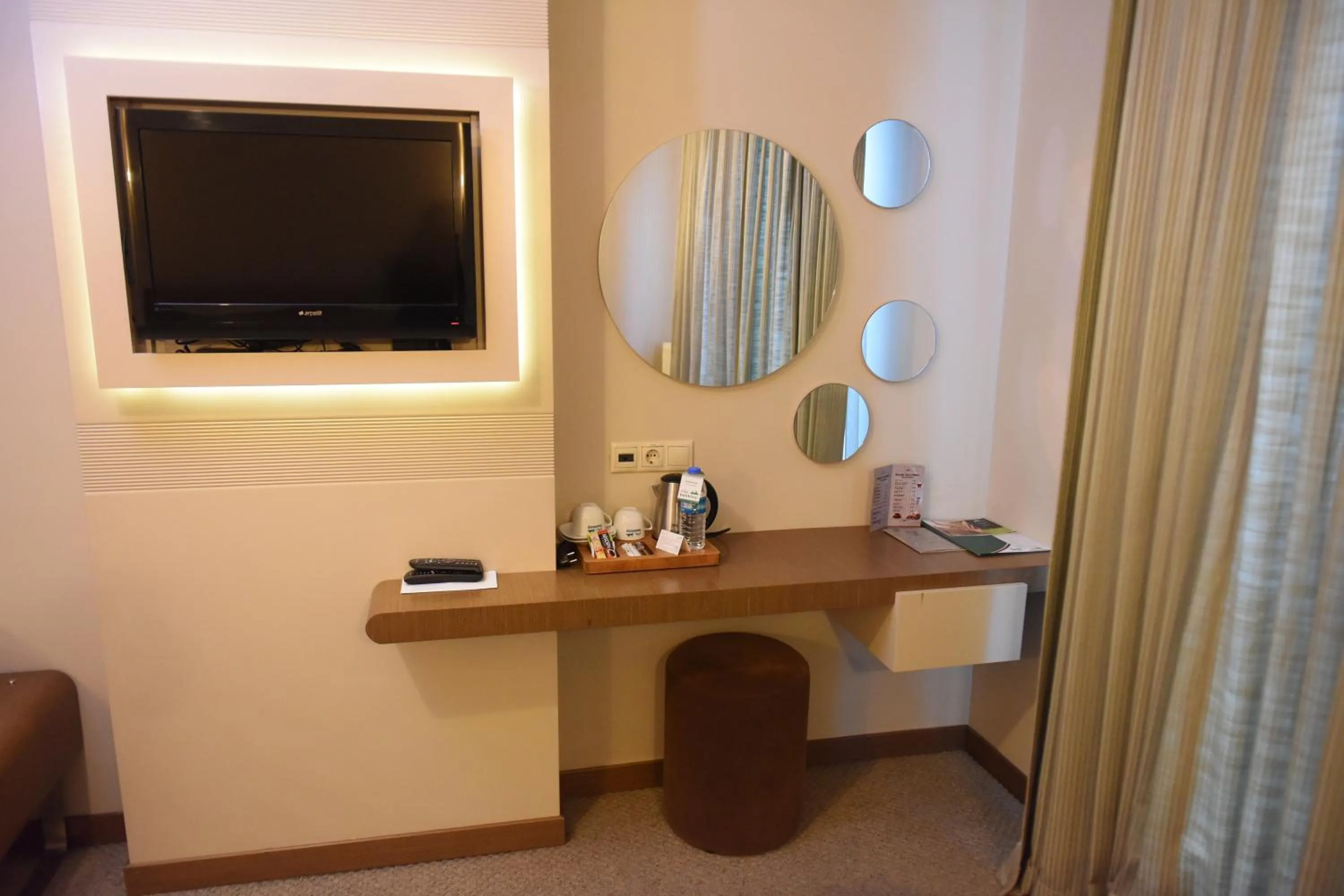 Coffee/tea facilities, TV/Entertainment Center in Baliktasi City Hotel & Spa