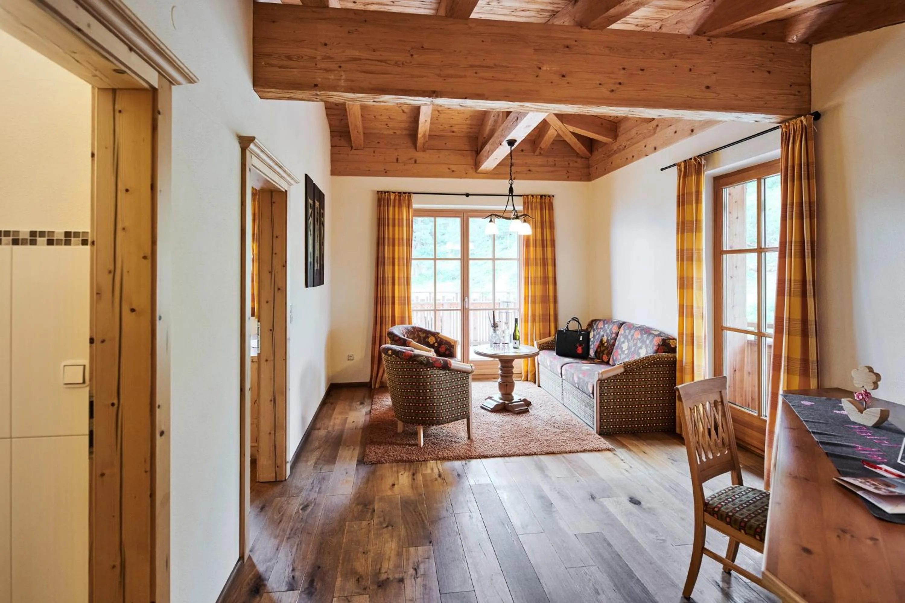 Living room, Bed in Berggasthof Platzlalm