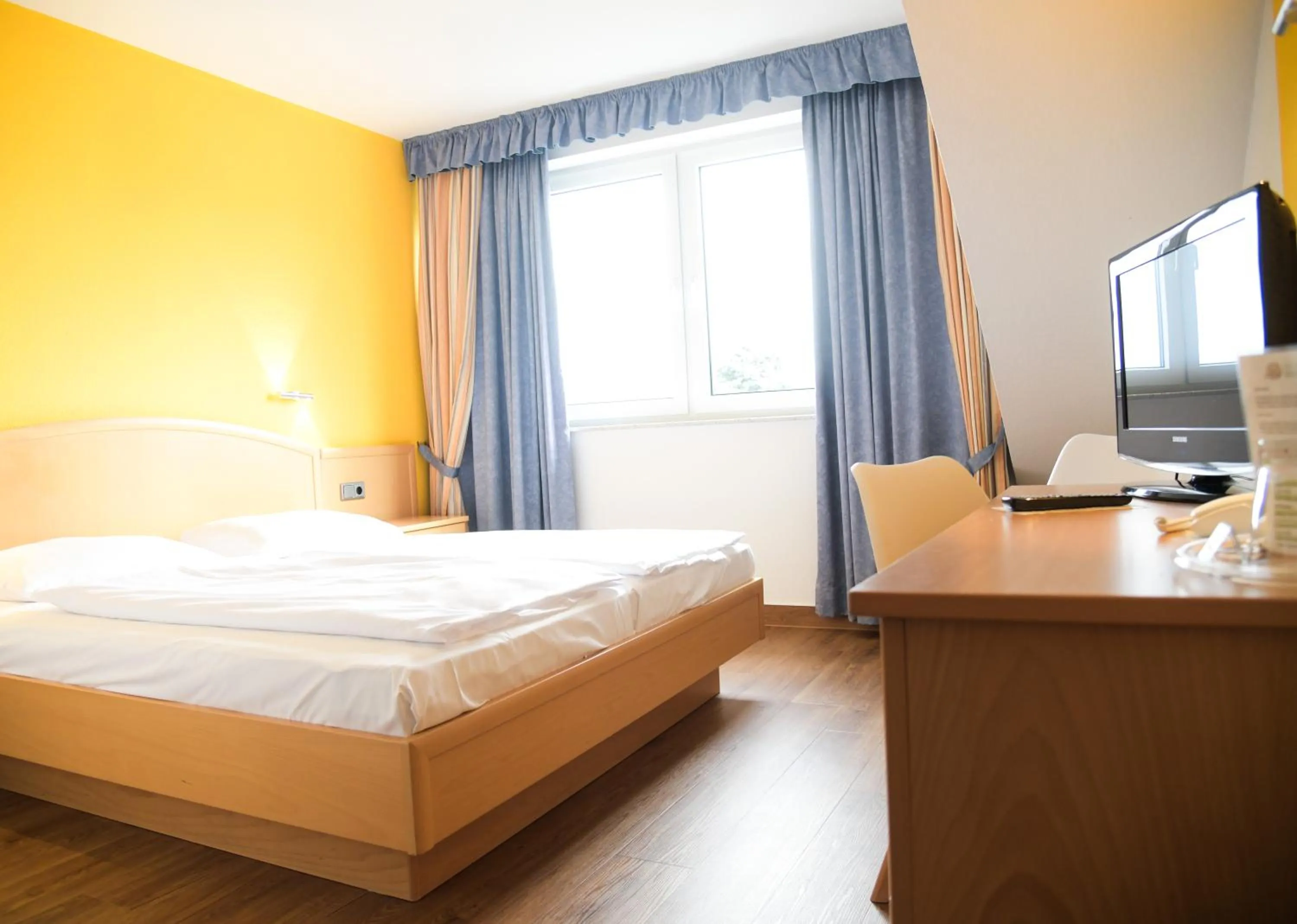 TV and multimedia, Bed in Hotel am Markt Garni - Aegidienberg