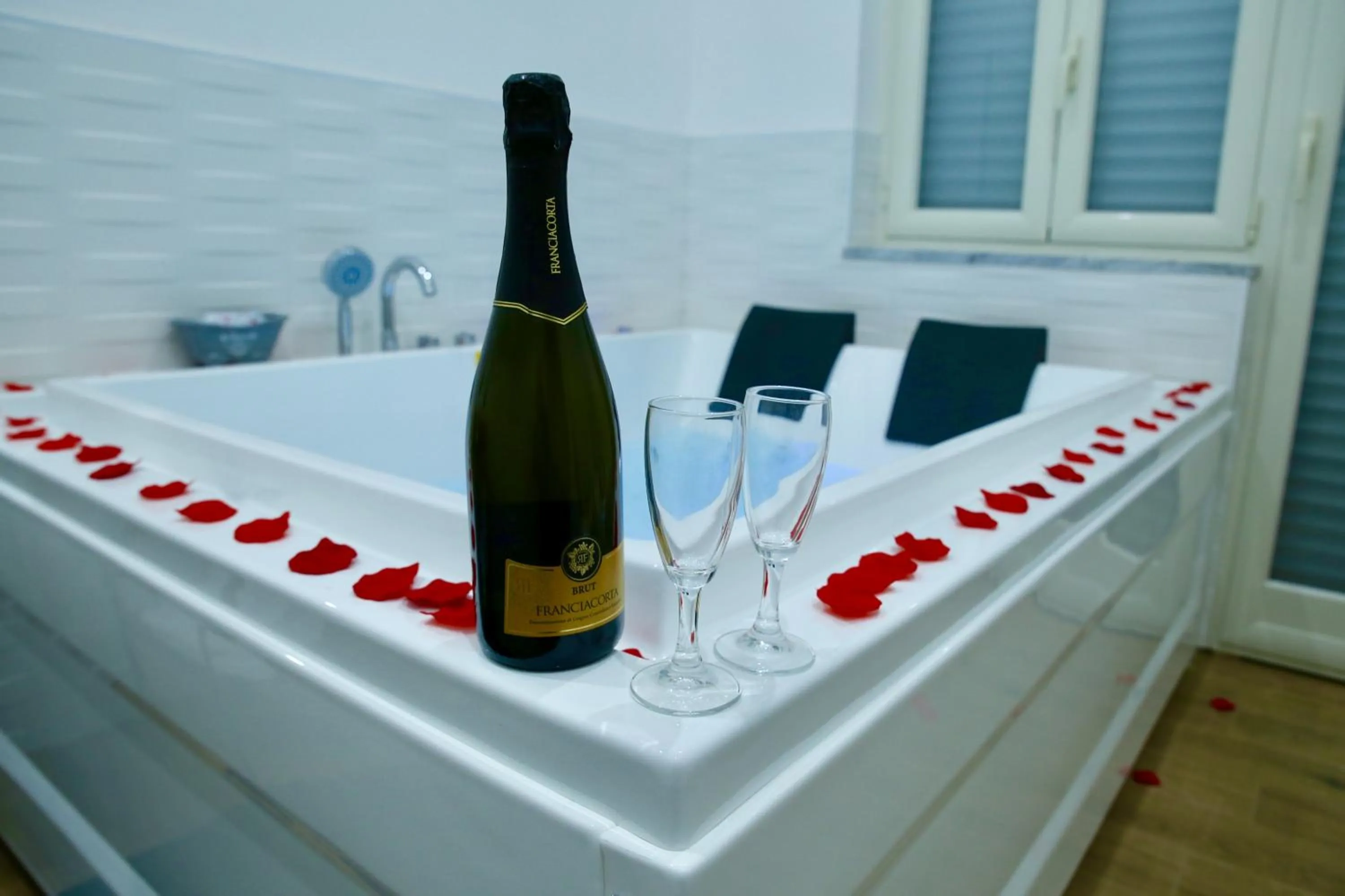 Hot Tub in Andolfi 24 Rooms