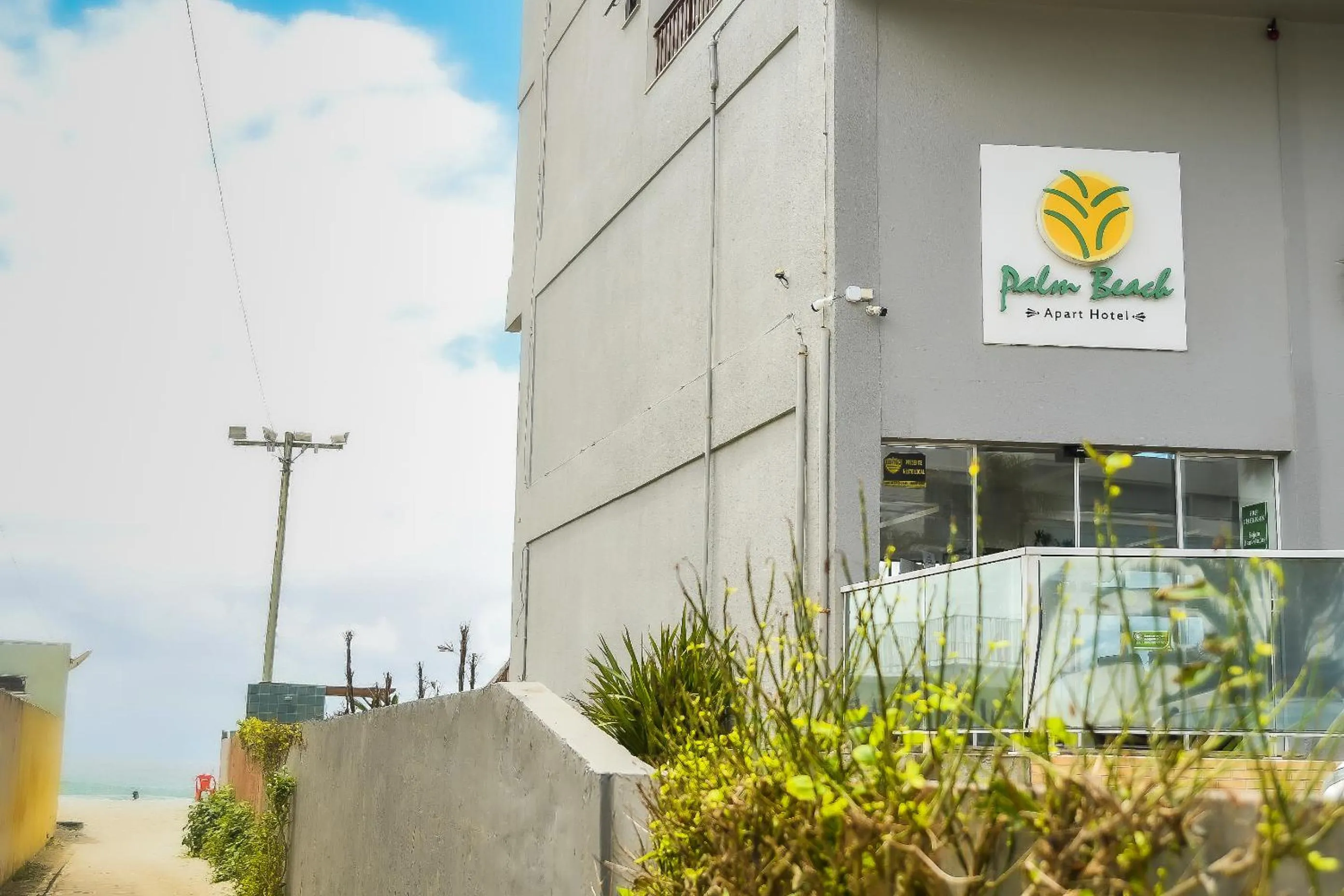 Facade/entrance in Palm Beach Apart Hotel