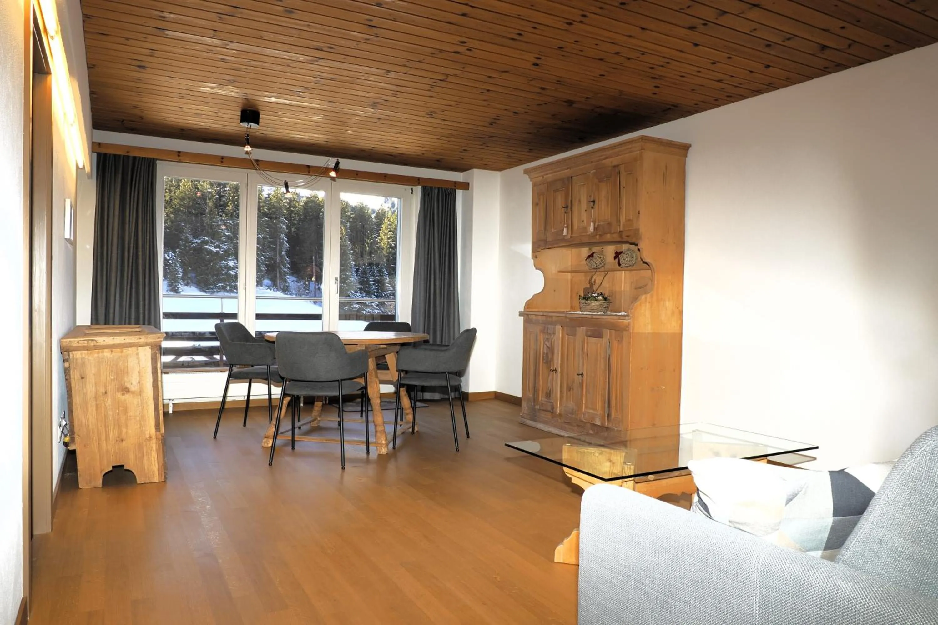 Dining area in Hotel Alpina Parpan