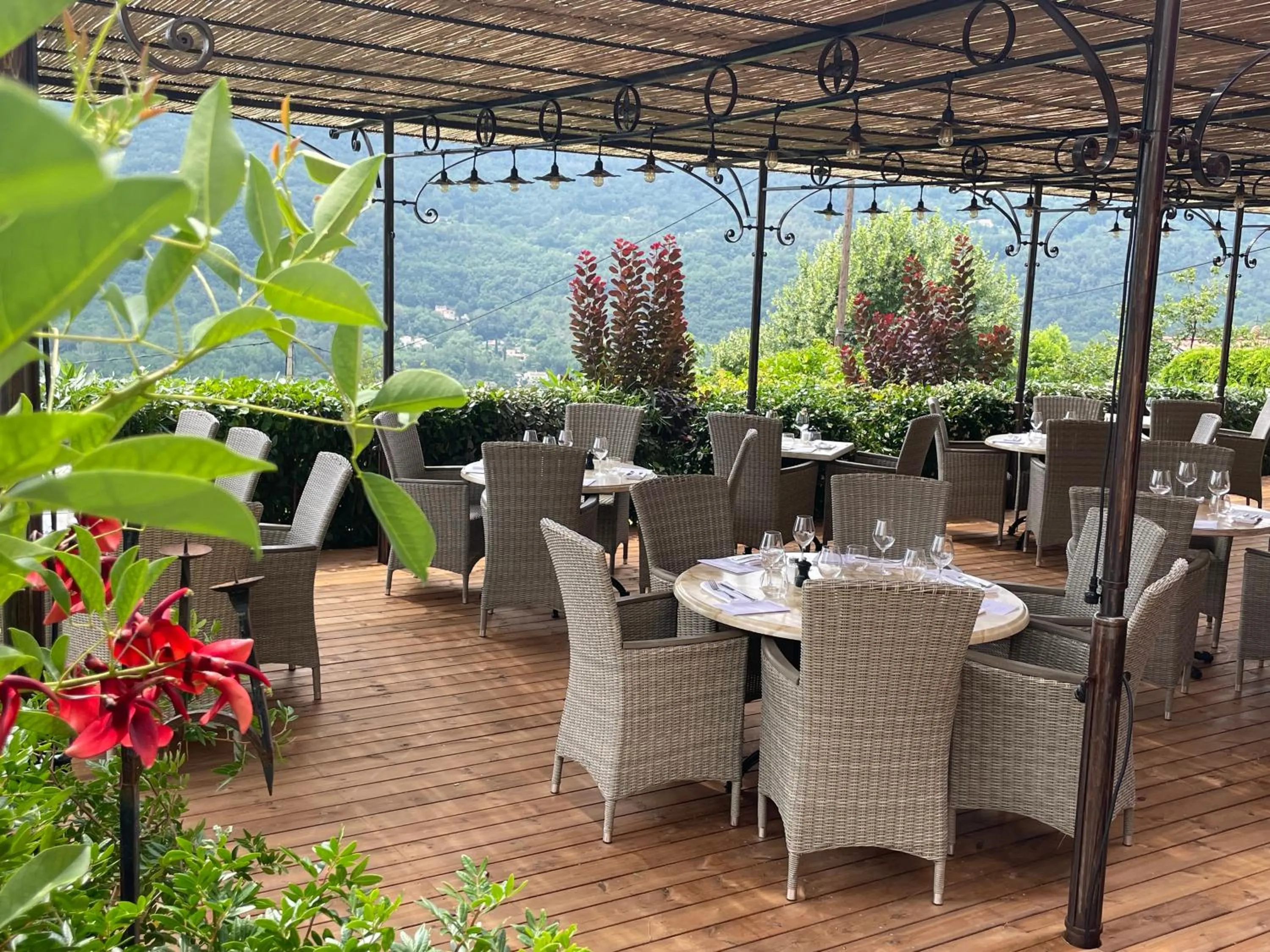 Restaurant/places to eat in Hôtel particulier des Jasmins