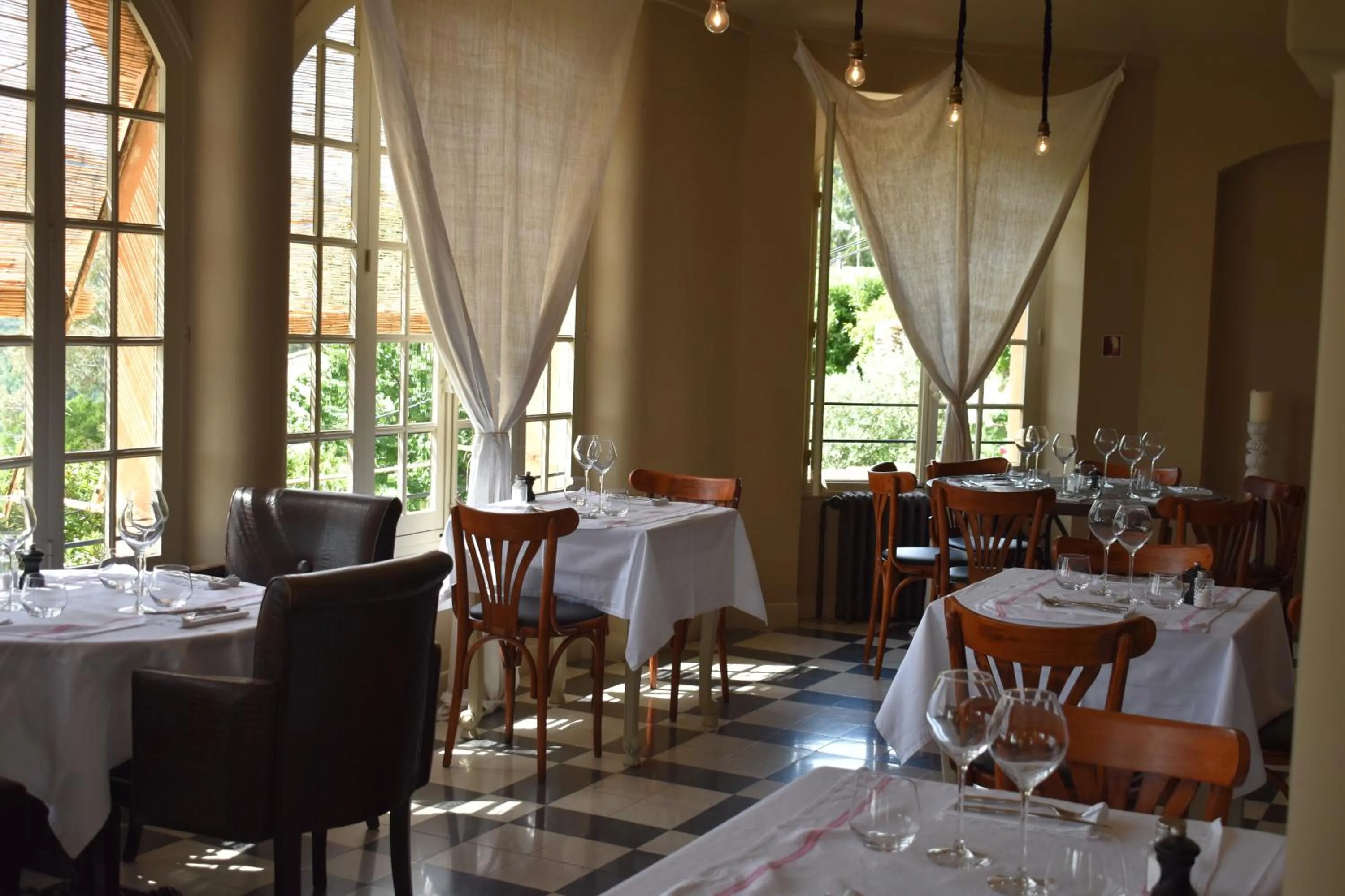 Restaurant/places to eat in Hôtel particulier des Jasmins