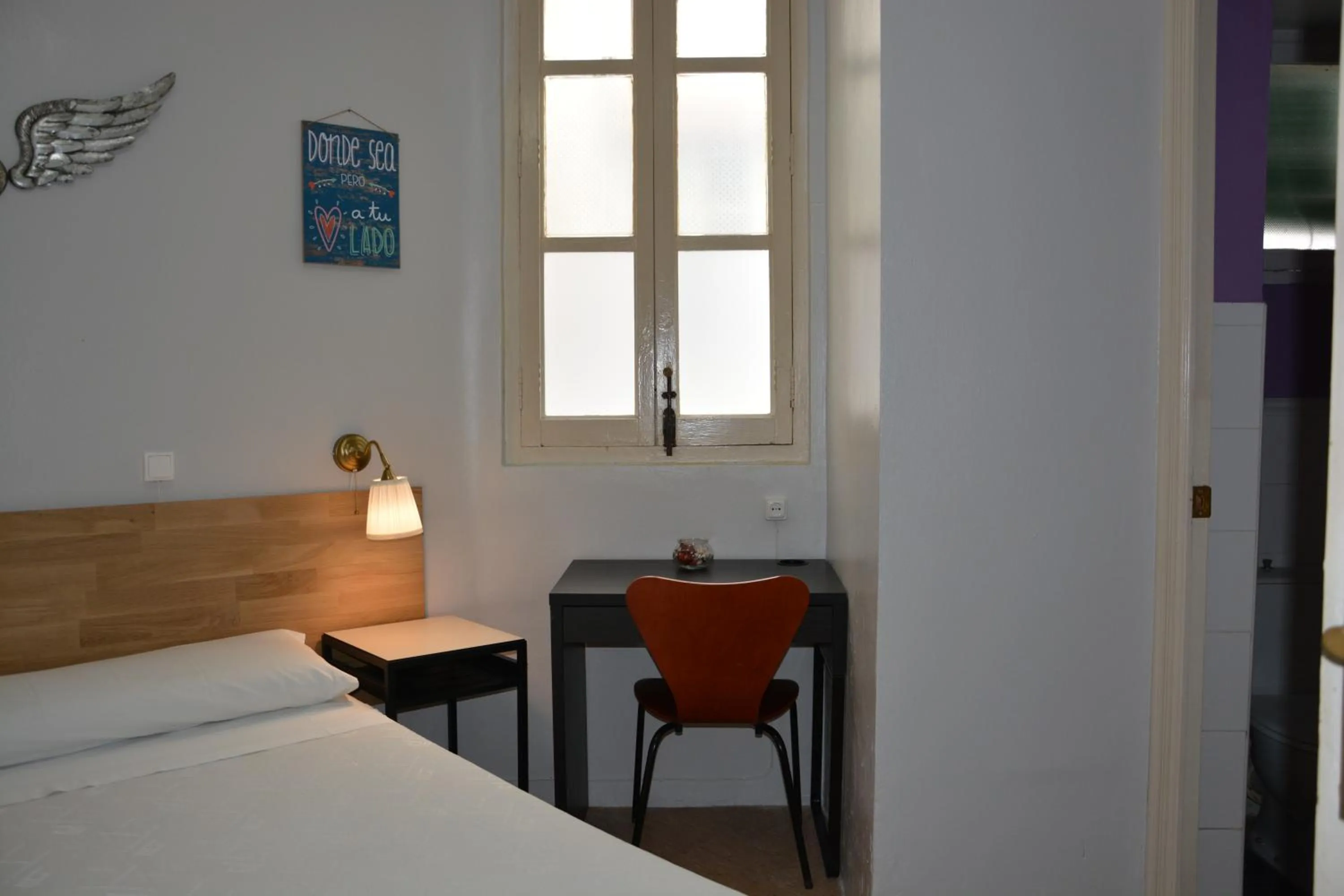 Photo of the whole room, Bed in Pensión Moratin