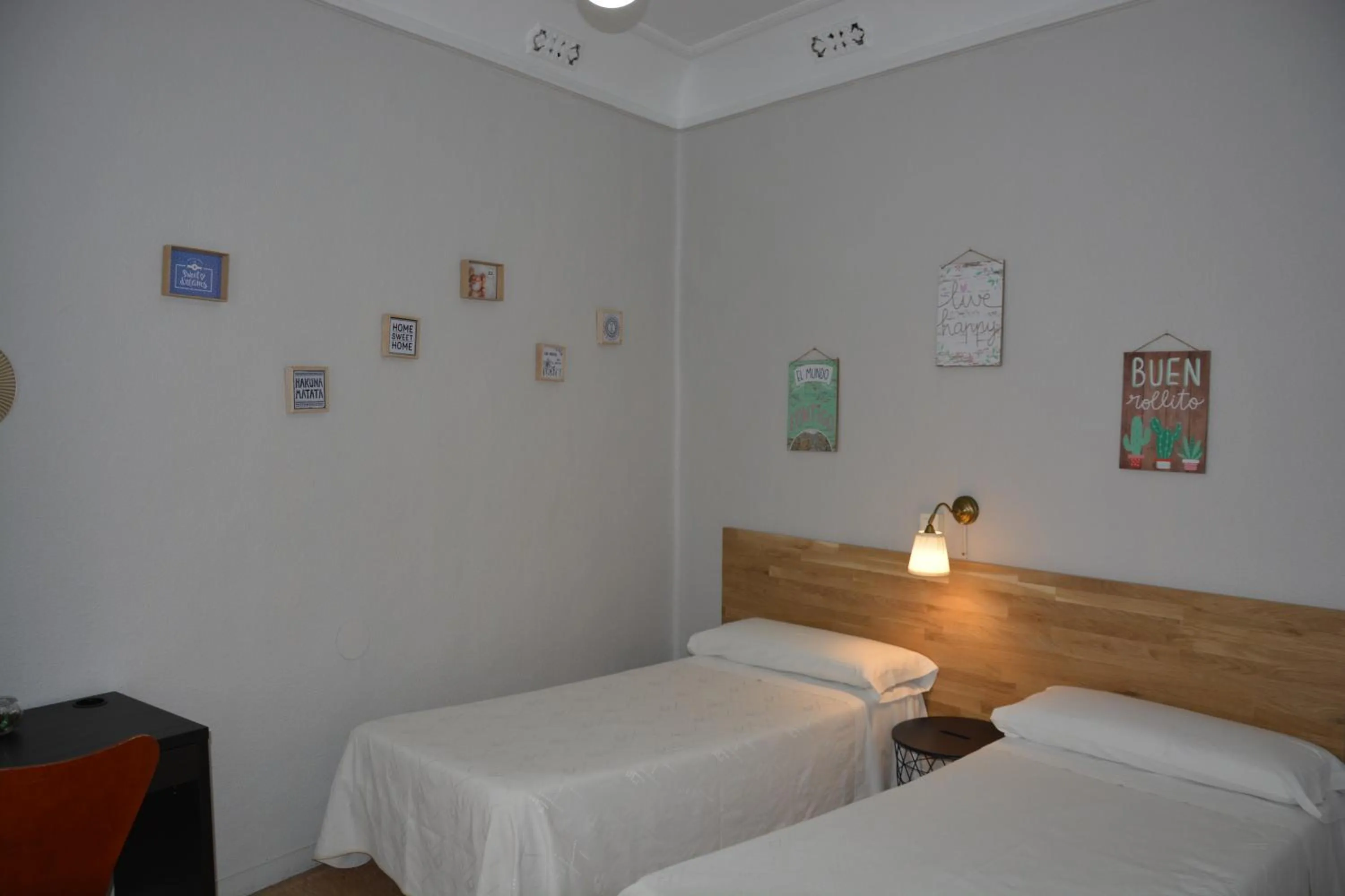 Photo of the whole room, Bed in Pensión Moratin
