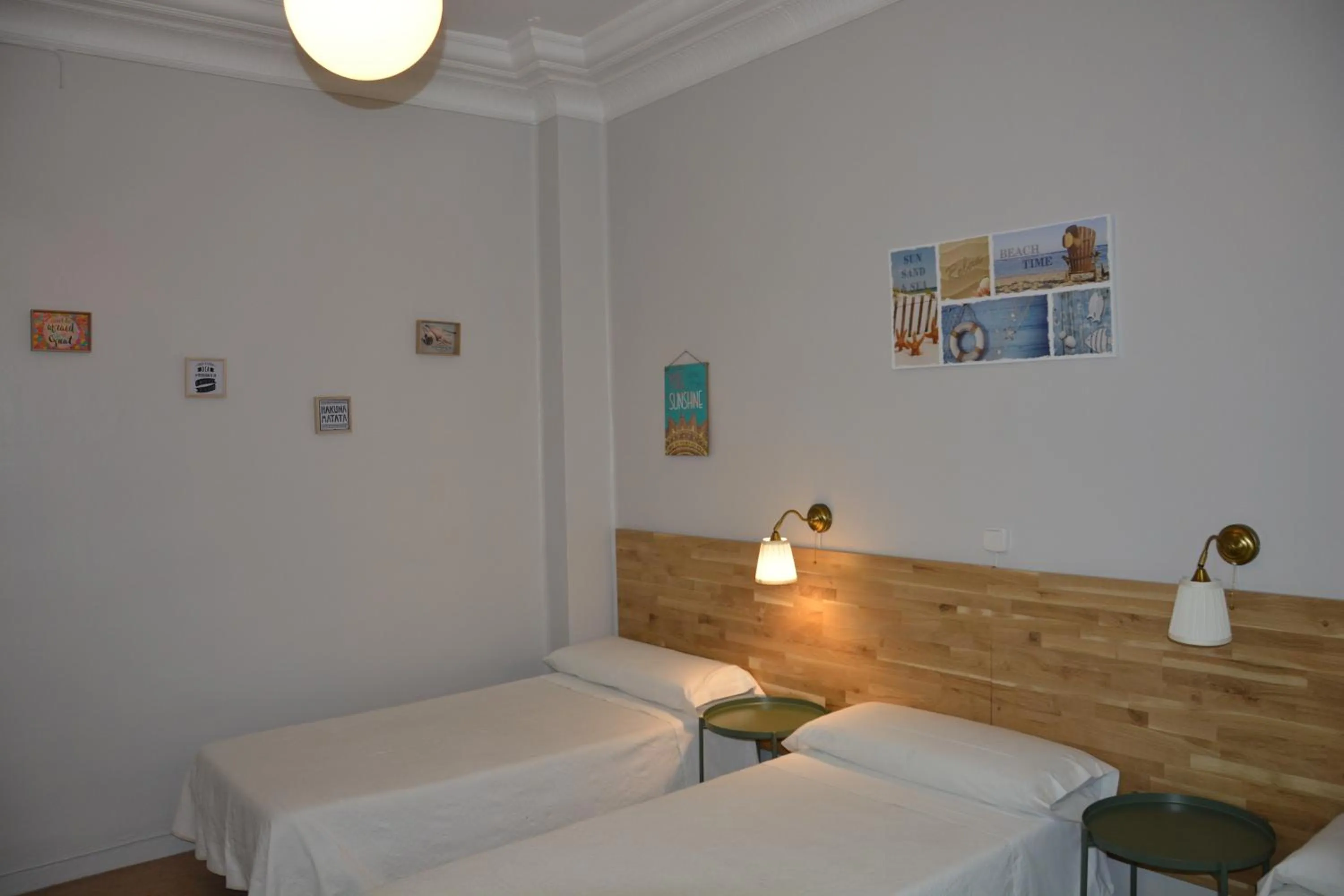 Photo of the whole room, Bed in Pensión Moratin