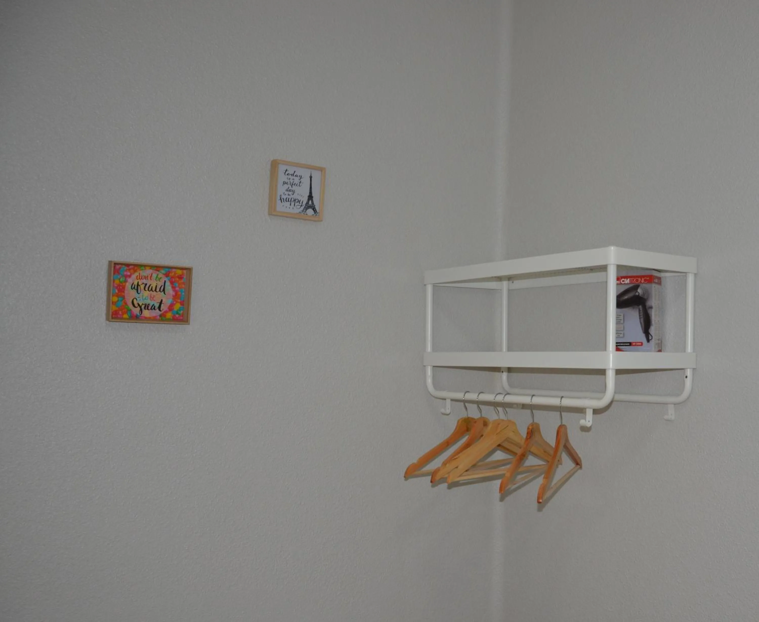 wardrobe in Pensión Moratin