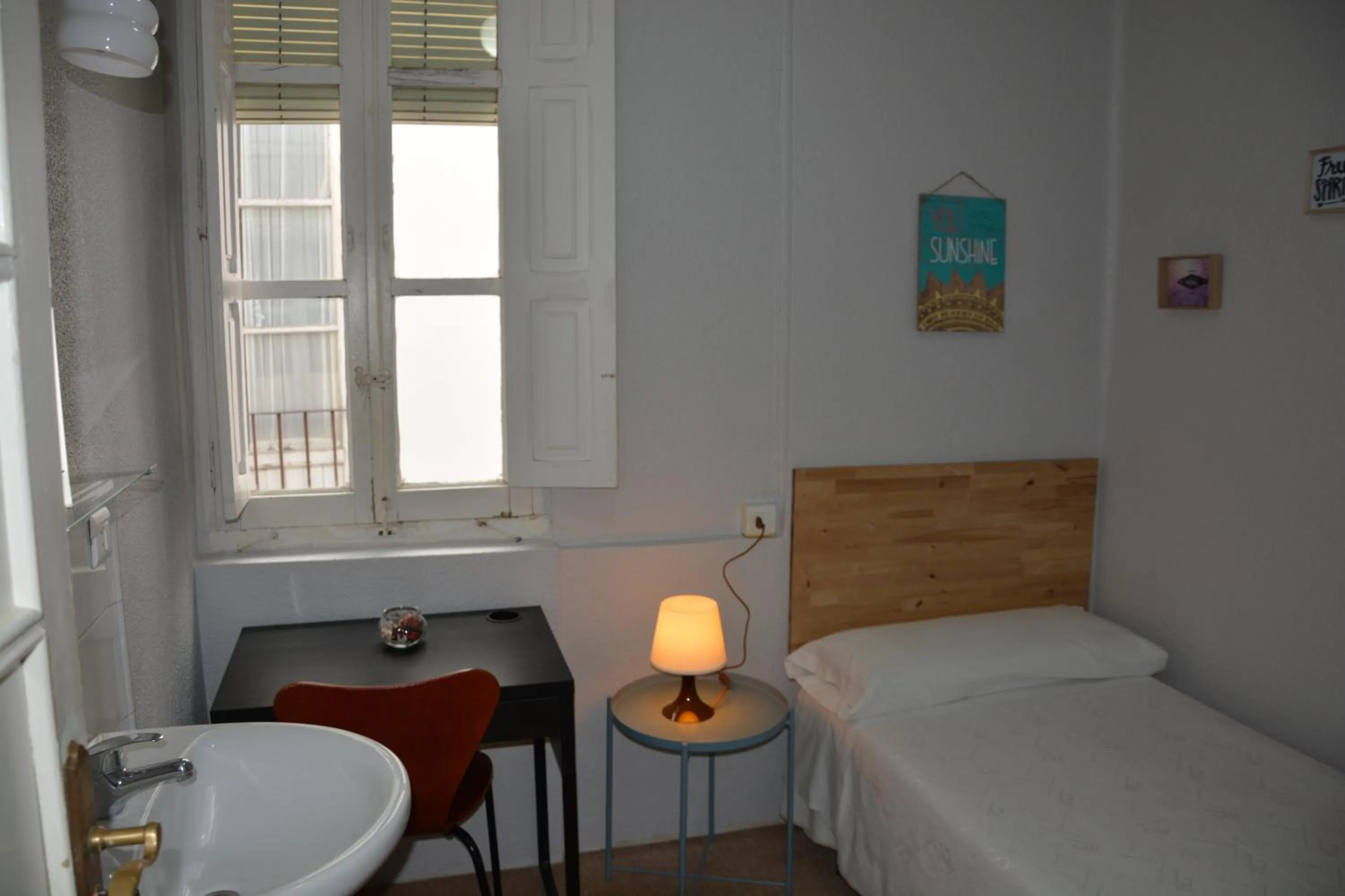 Photo of the whole room, Bed in Pensión Moratin