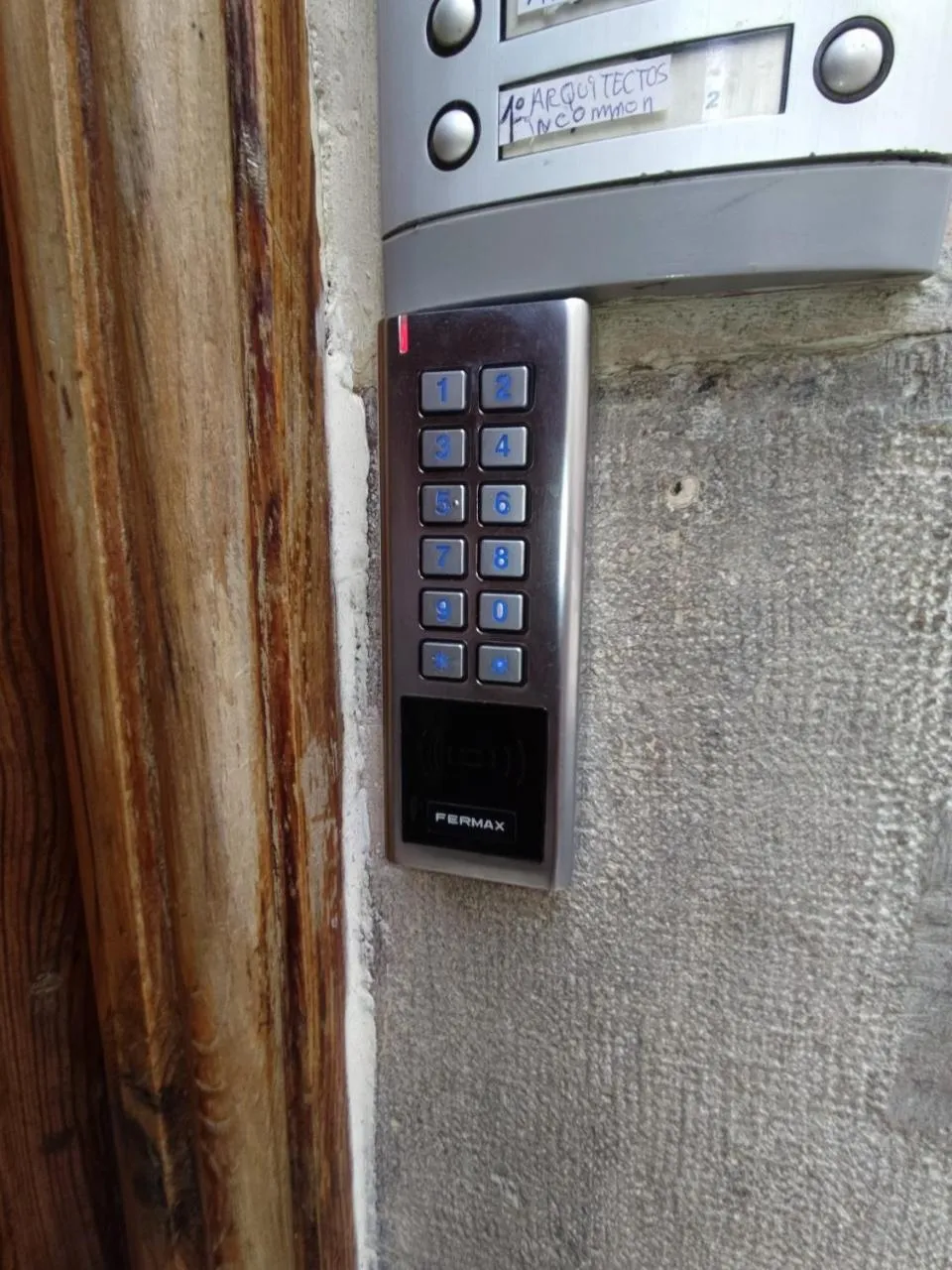 Facade/entrance in Pensión Moratin