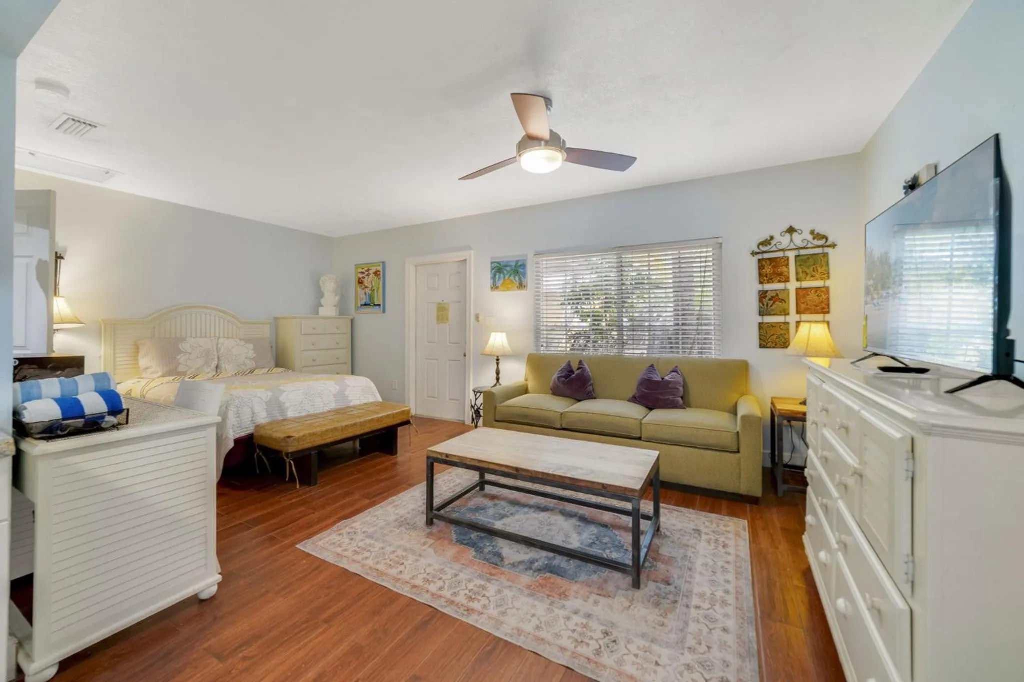 Living room, Bed in Beach Place Guesthouses